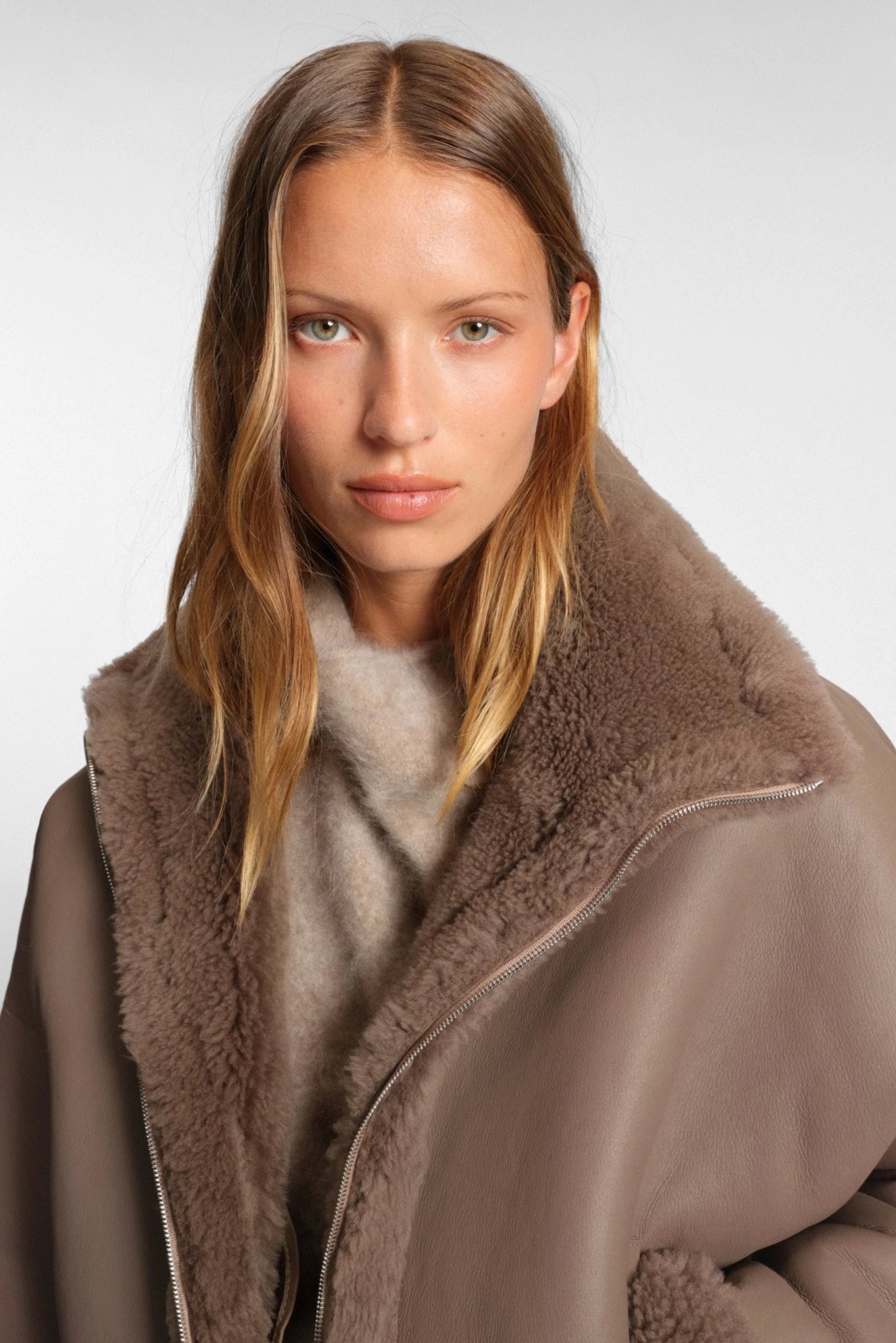 Detalhe da gola ampla em shearling da jaqueta double face marrom Hugo Boss