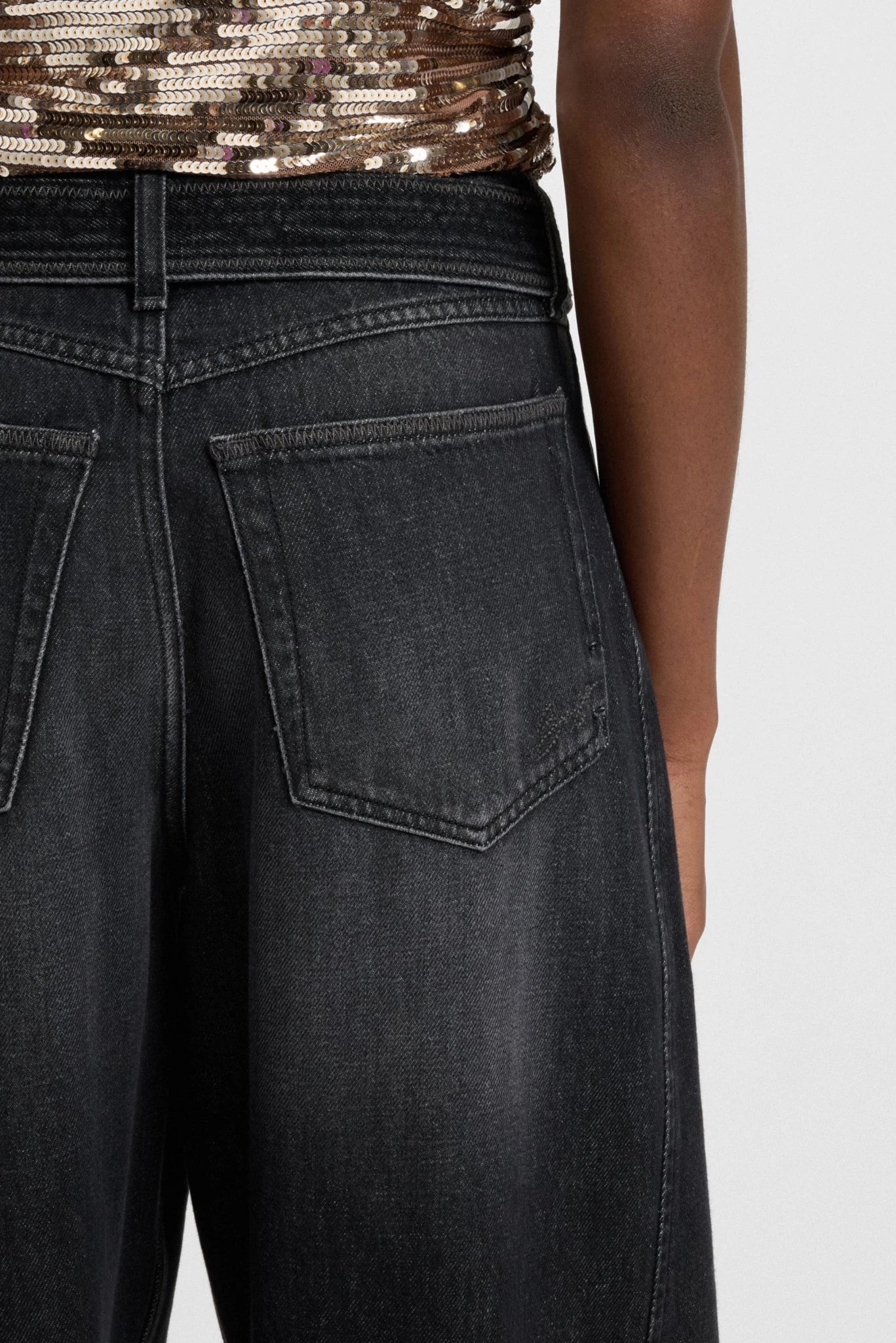 Detalhe traseiro da Calça Jeans Beh Hugo Boss em denim preto