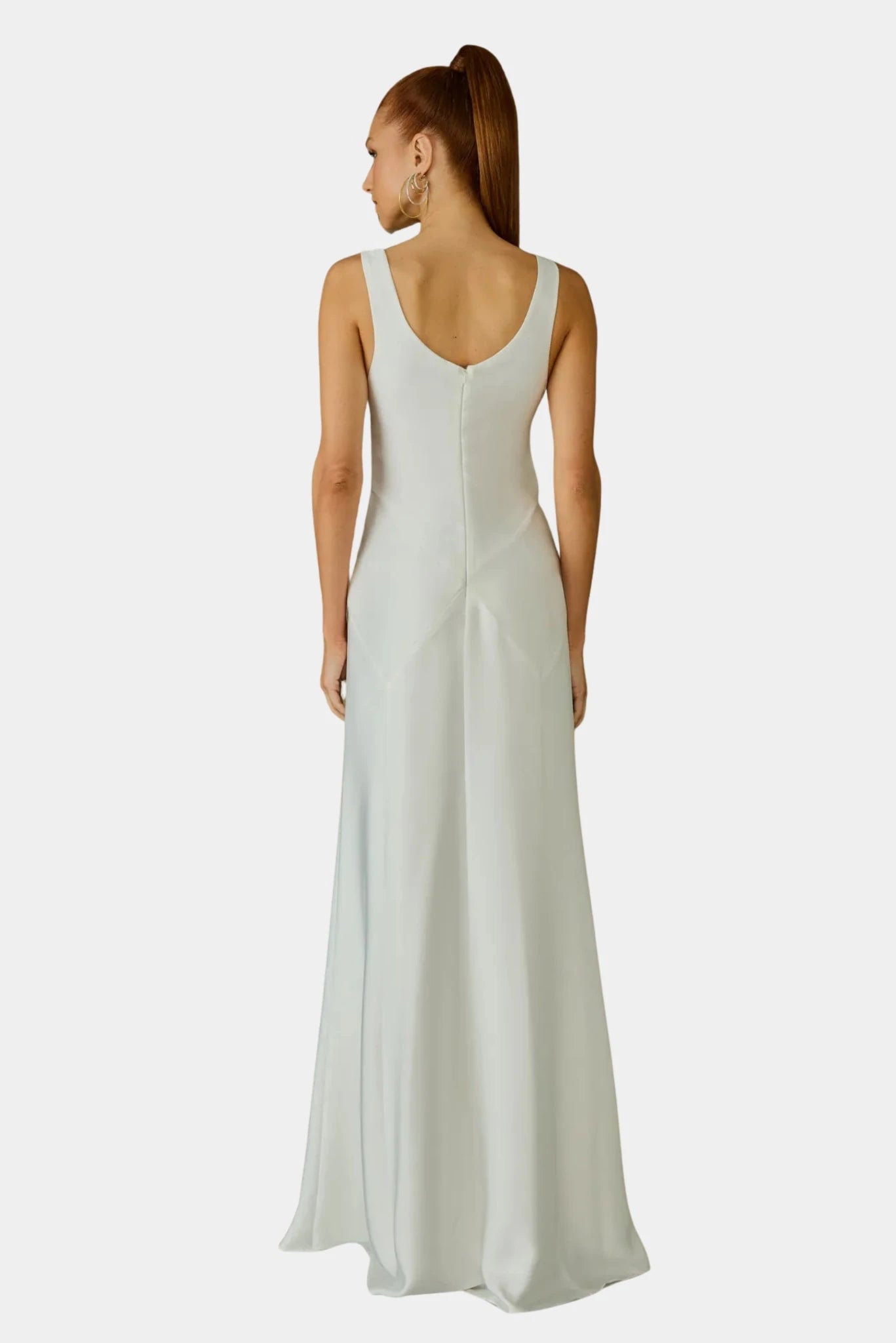 Costas do Vestido Longo Anja Fabulous off-white com decote profundo e saia fluida