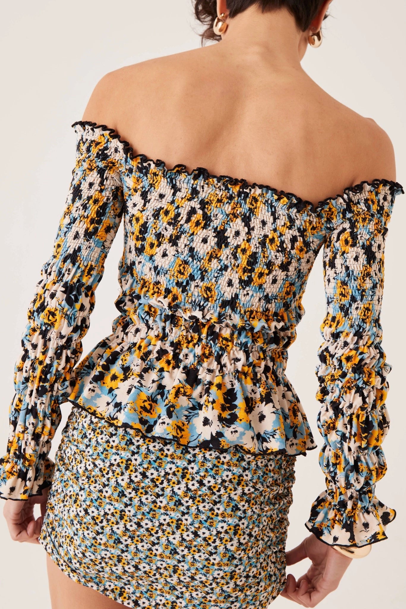 Costas de blusa floral ombro a ombro com mangas longas franzidas