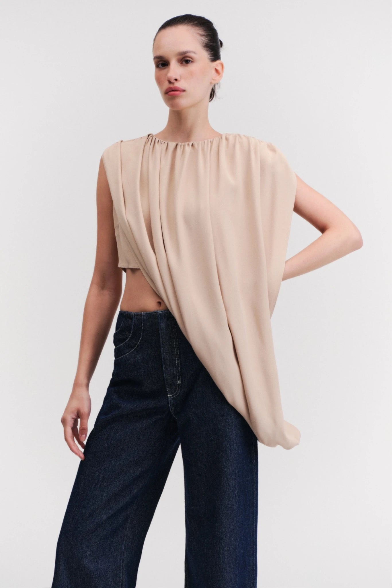 Blusa Tahl Assimétrica Francesca bege com caimento amplo e barra assimétrica