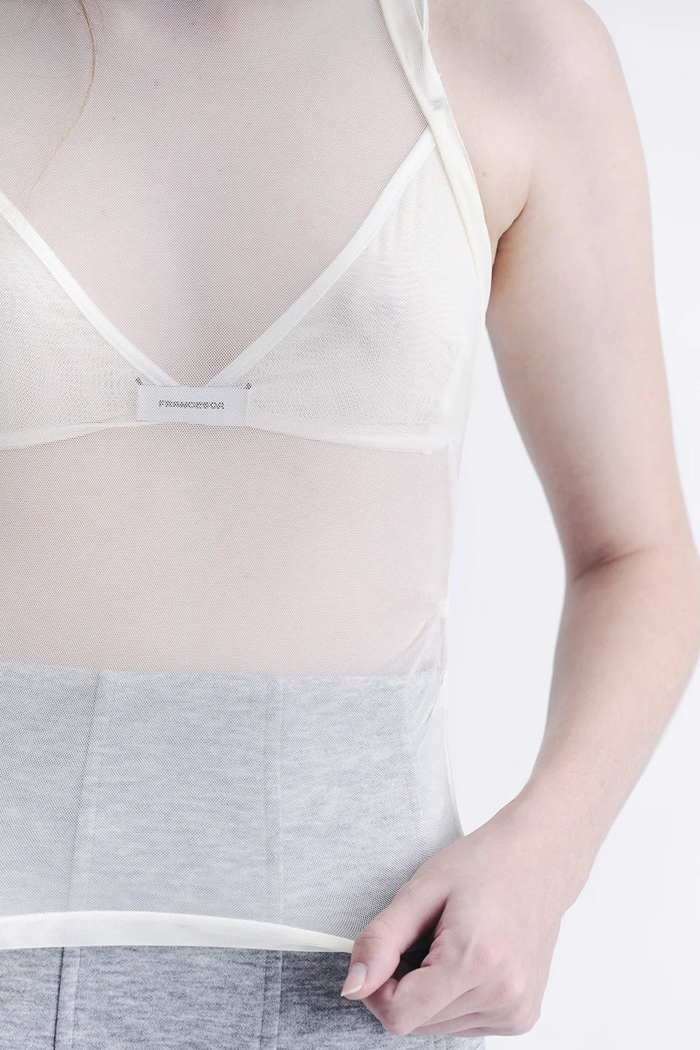 Detalhe da Regata Flint Tule Francesca off-white com transparência e recorte frontal