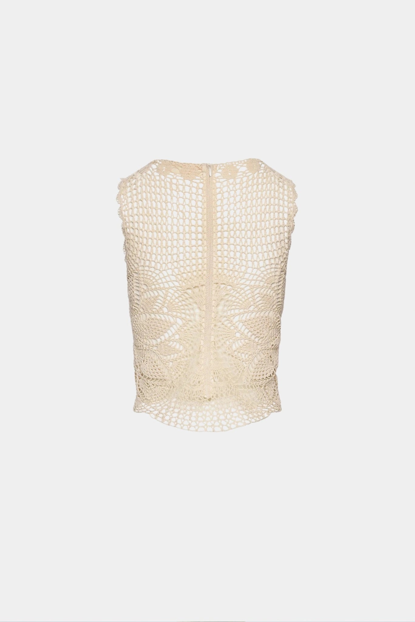 Costas de top de crochet bege com trama vazada e fechamento posterior