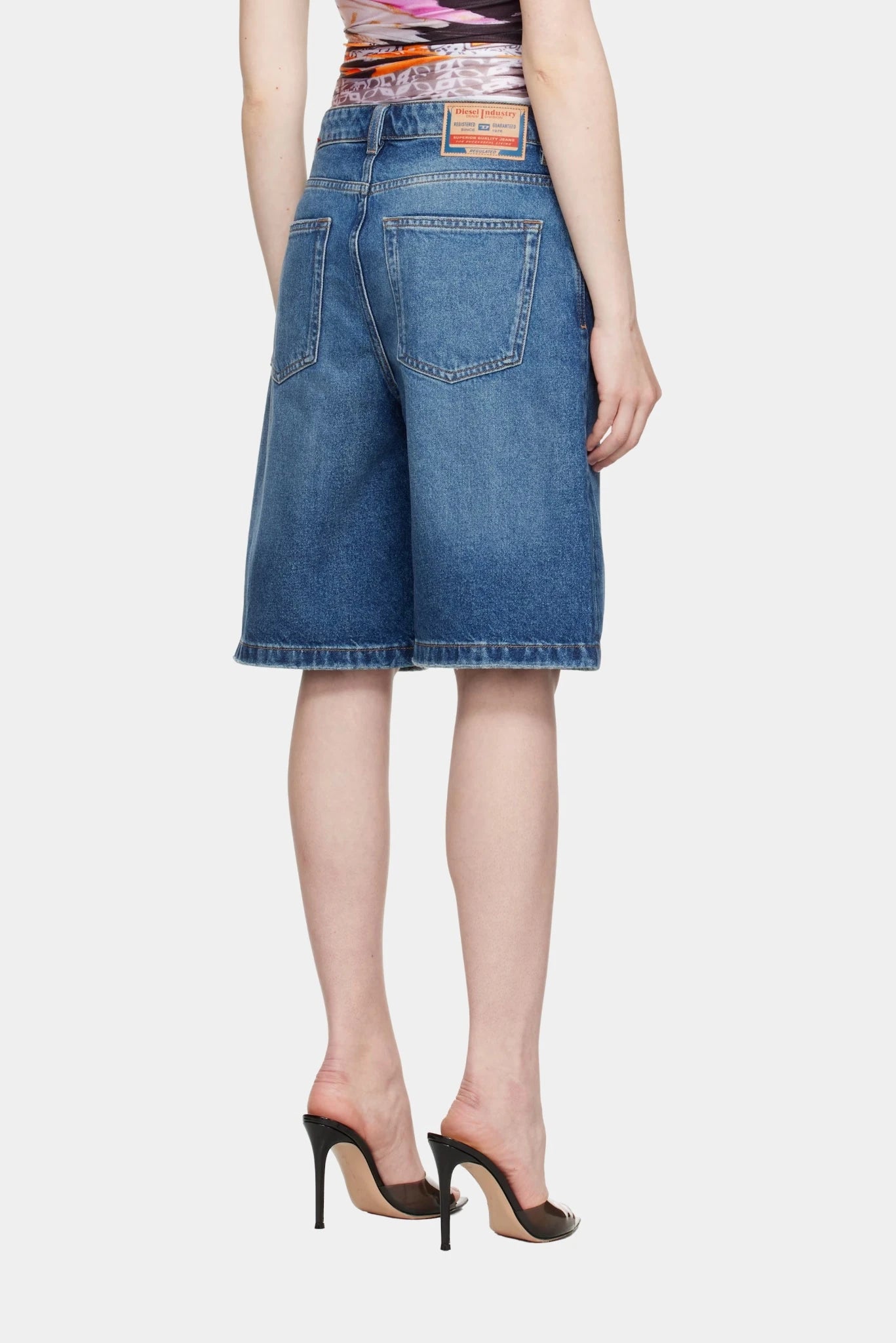 Vista traseira da bermuda jeans Diesel azul com bolsos amplos