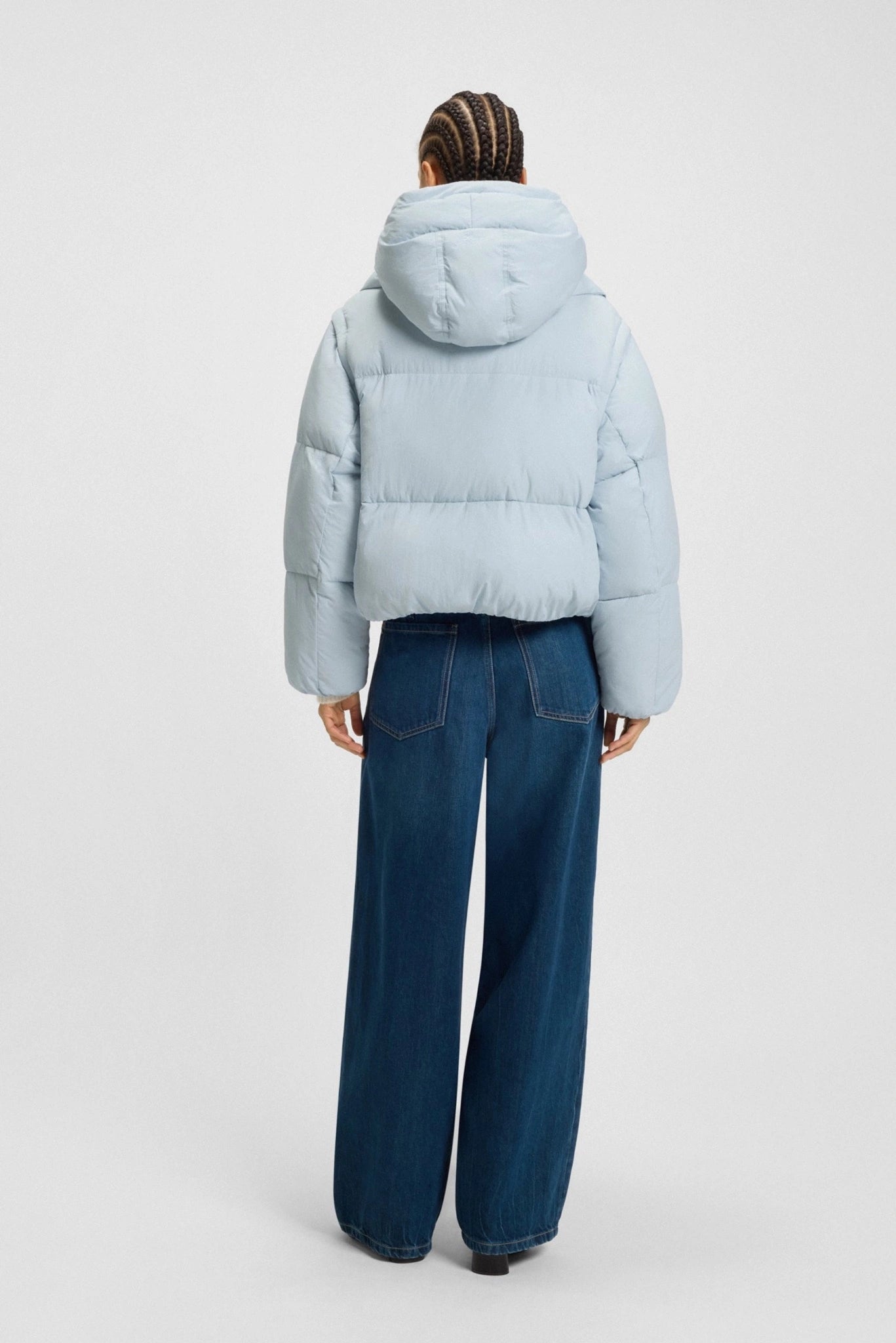 Costas da jaqueta puffer azul-claro Hugo Boss com capuz estruturado