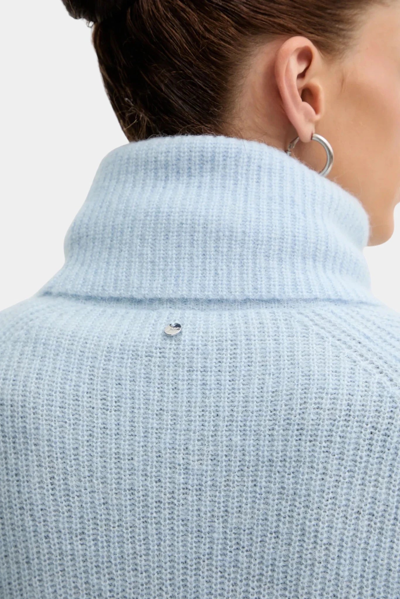 Detalhe traseiro do Tricot Falodina Hugo Boss azul-claro com gola alta dobrável