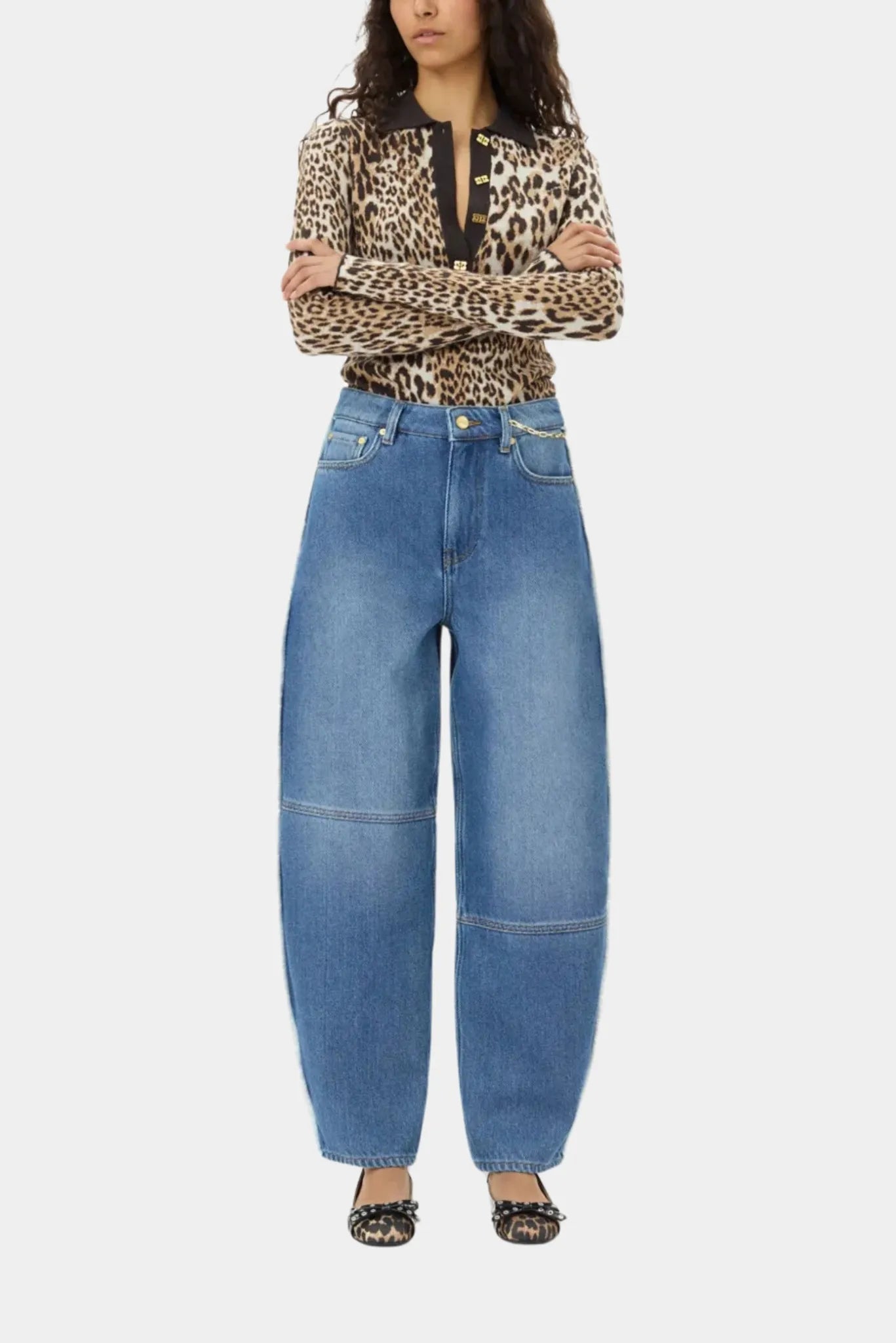 Calça Jeans Desfiada Ganni azul de cintura alta com modelagem barrel e laterais desfiadas