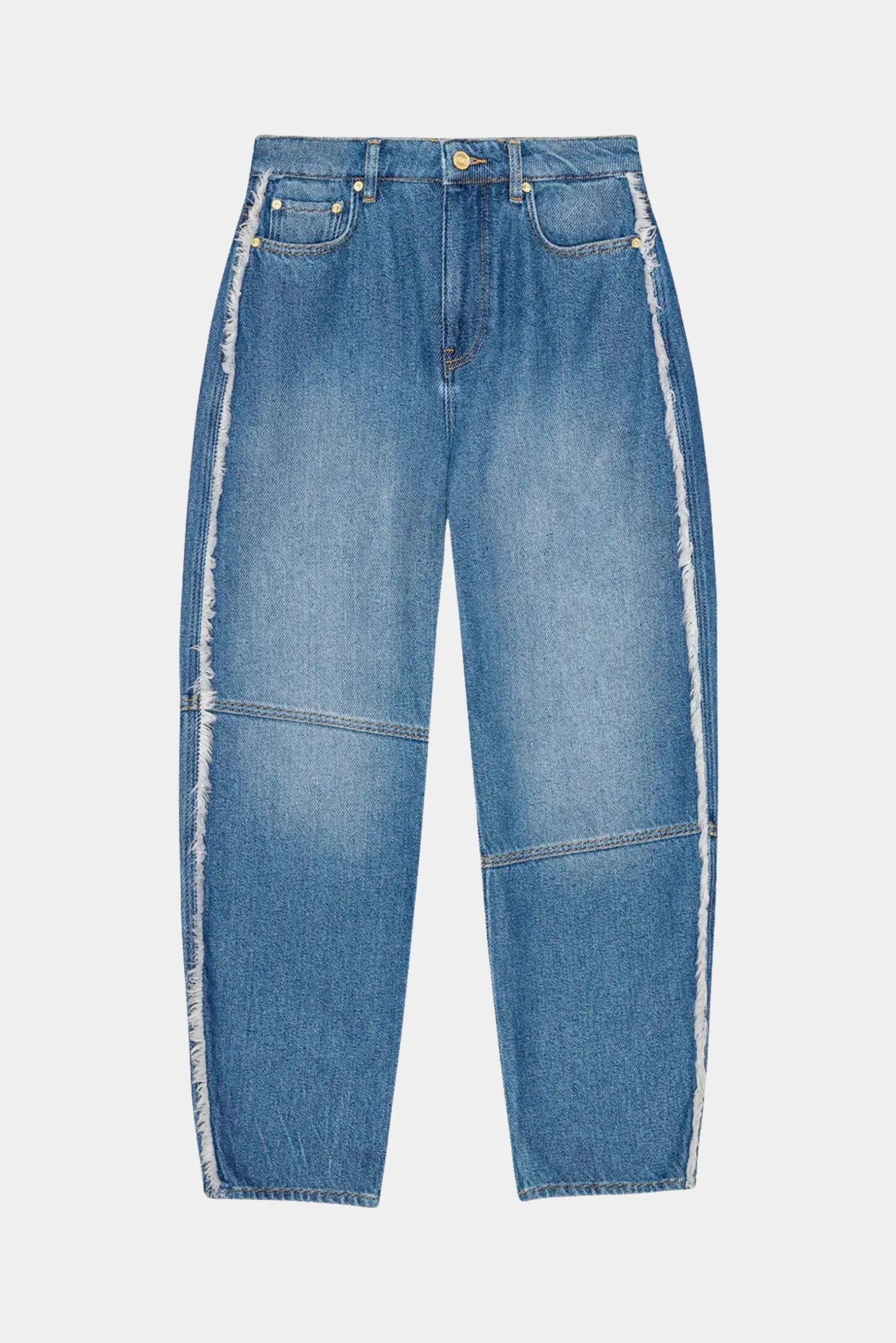 Calça Jeans Desfiada Ganni azul com modelagem barrel, lavagem clara e acabamento desfiado nas laterais