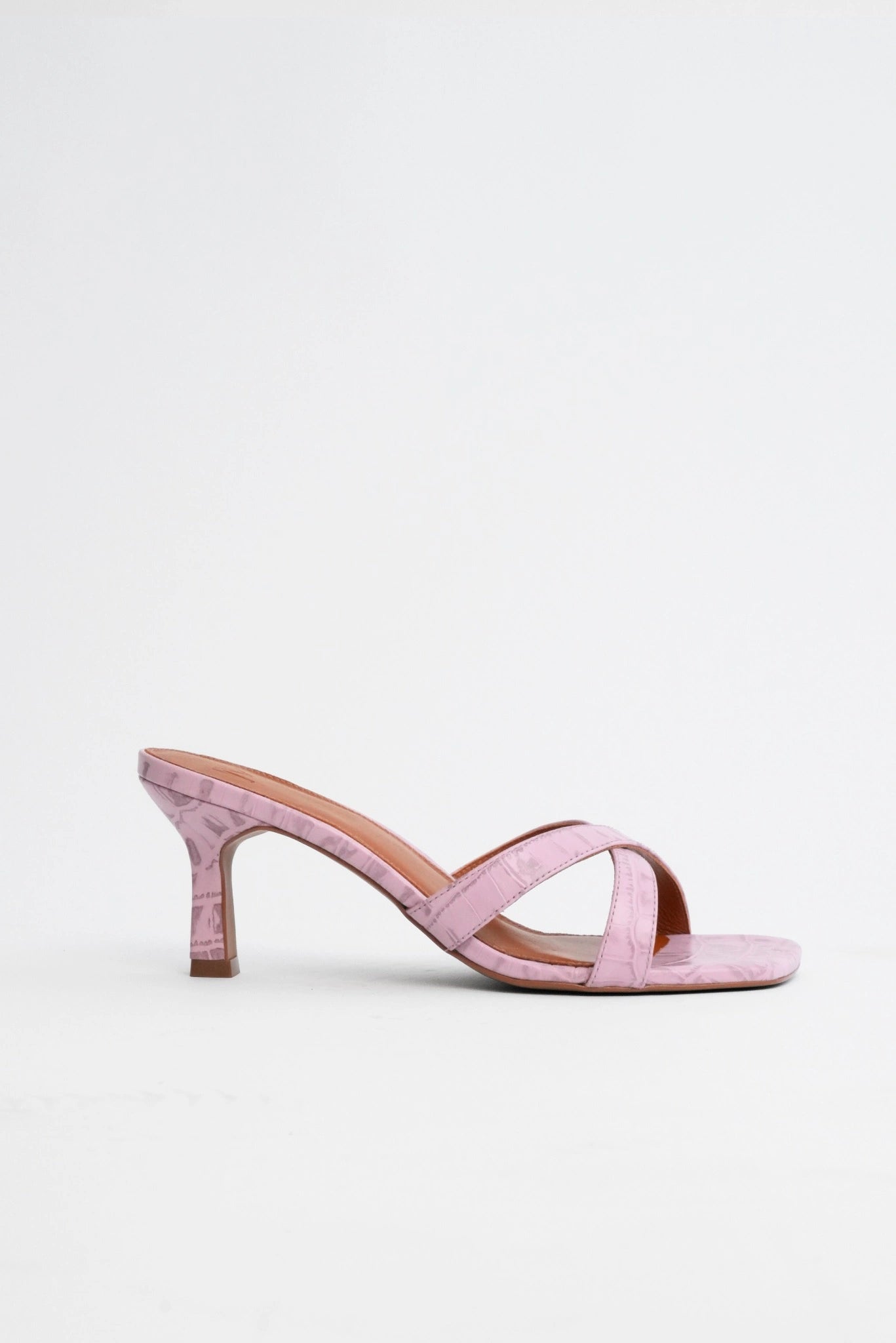 Sandália feminina rosa claro textura croco com salto médio e design sofisticado
