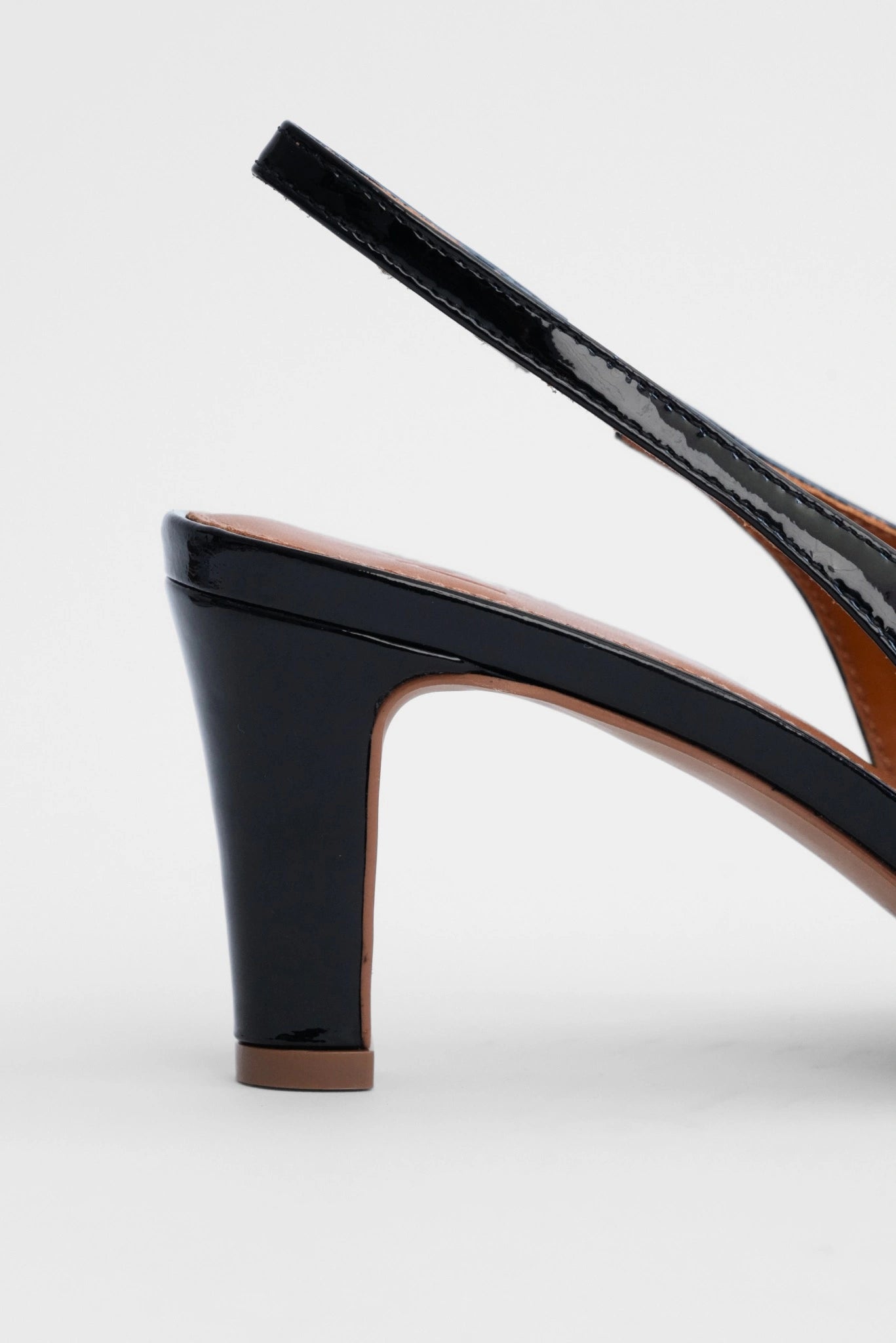 Detalhe do salto médio preto do Scarpin Slingback Paris MR