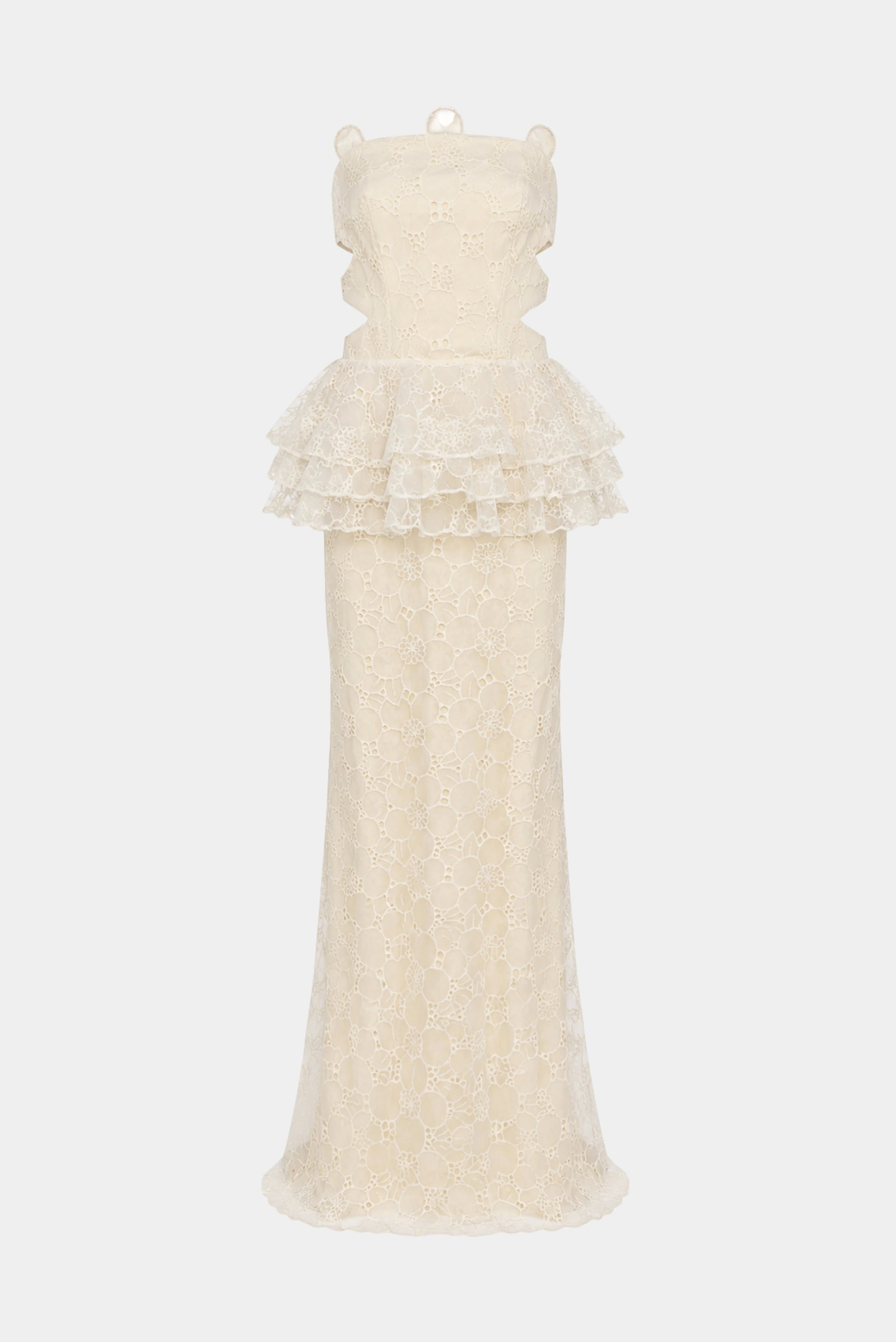 Vestido longo off-white em renda floral tomara que caia com peplum e recortes laterais em fundo branco