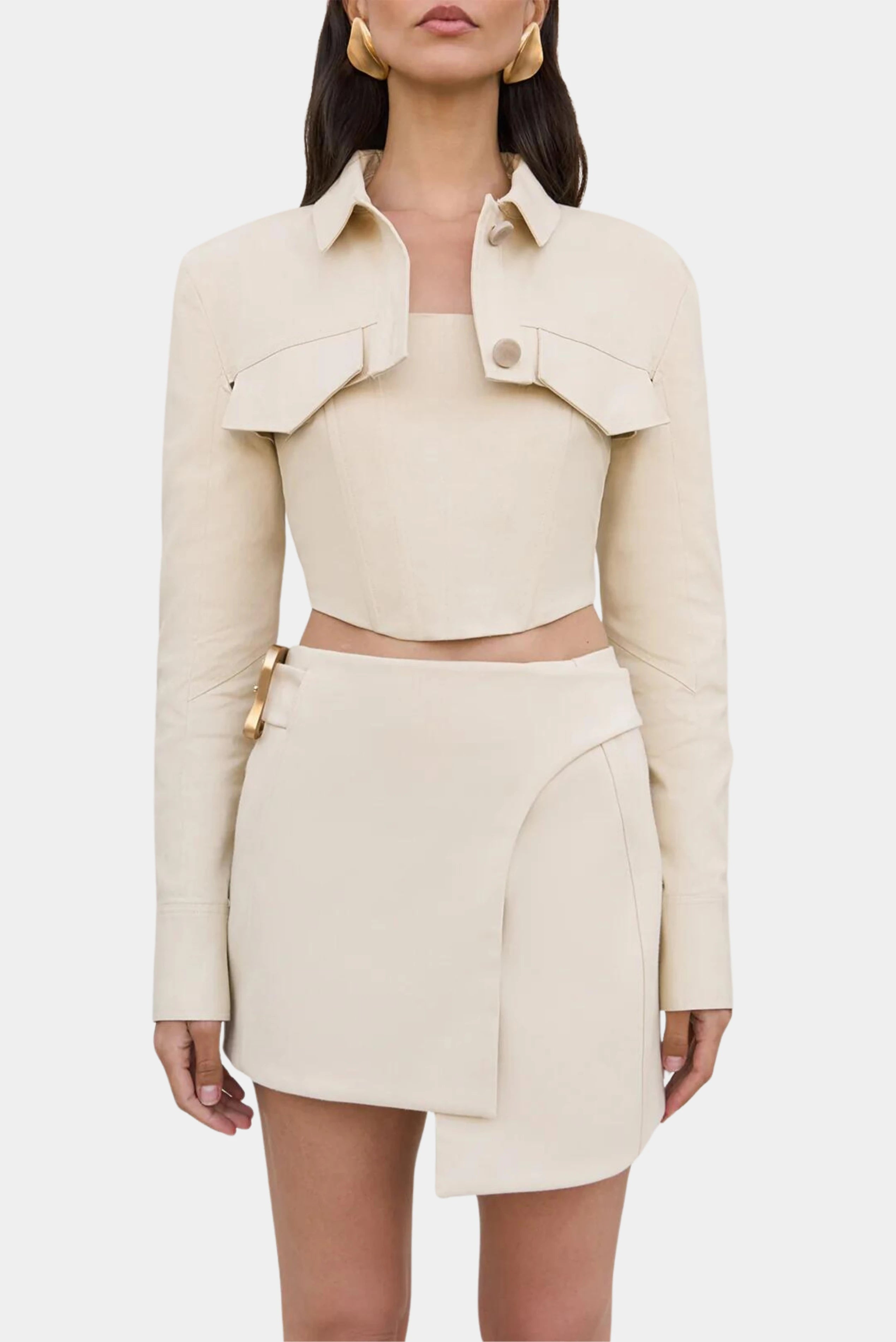 Conjunto off-white Cult Gaia com saia curta assimétrica e top estruturado