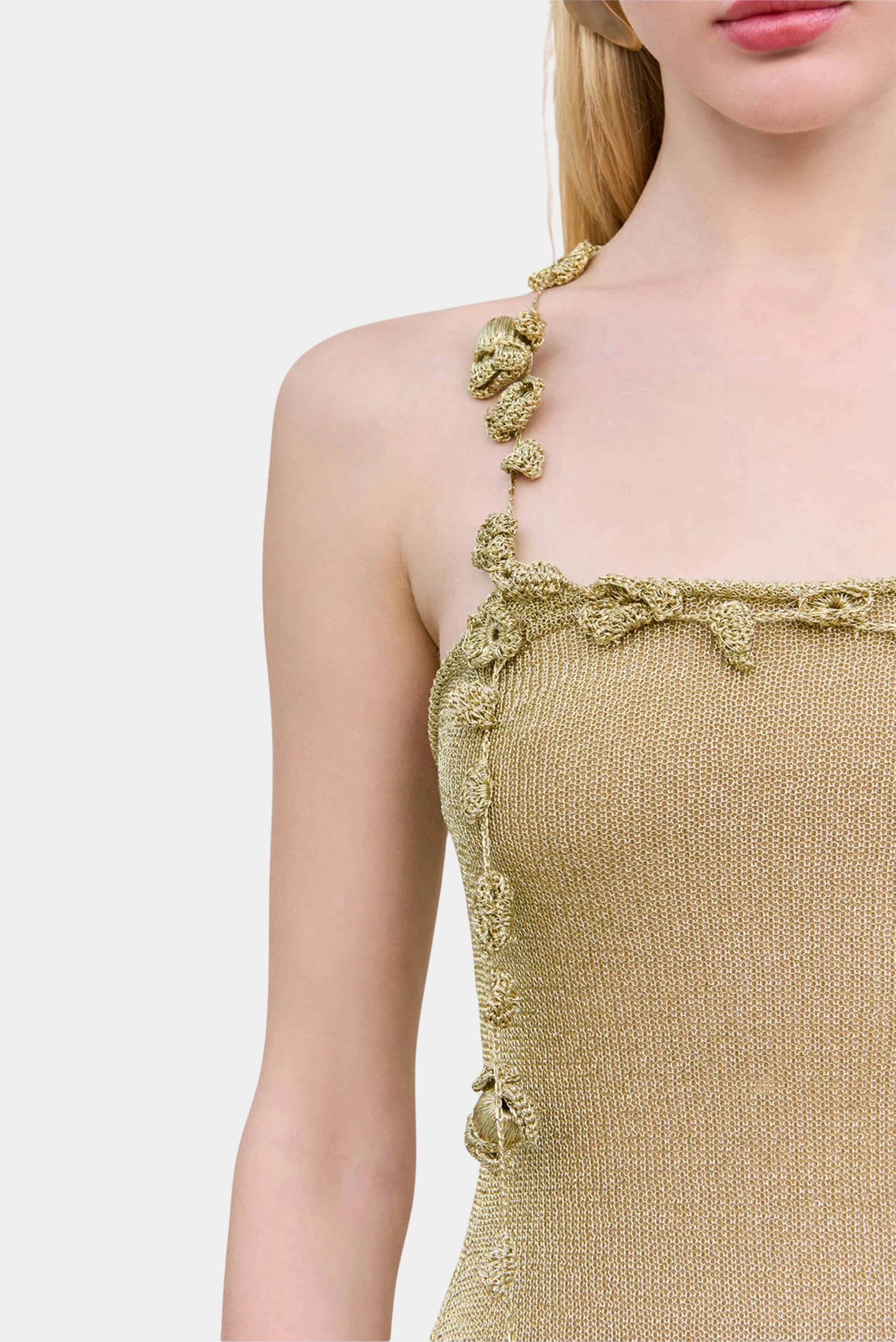 Close de alça artesanal dourada em vestido de malha Cult Gaia
