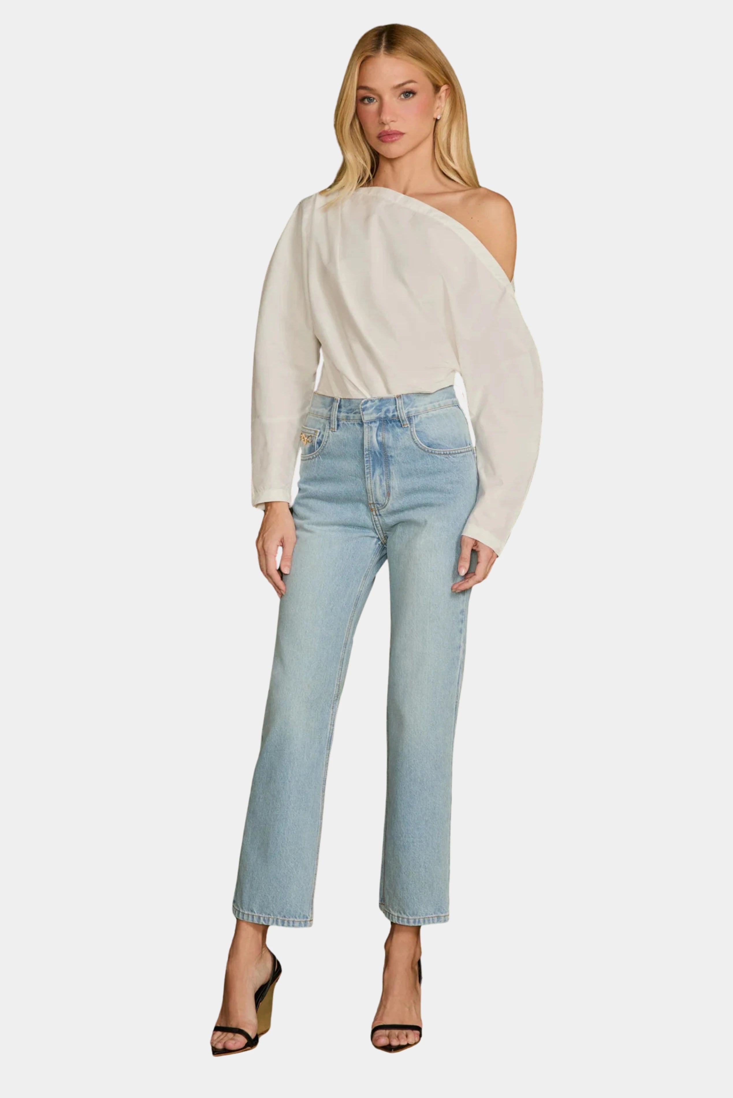 Blusa Sara em tricoline off white com decote ombro a ombro e mangas longas, vista frontal