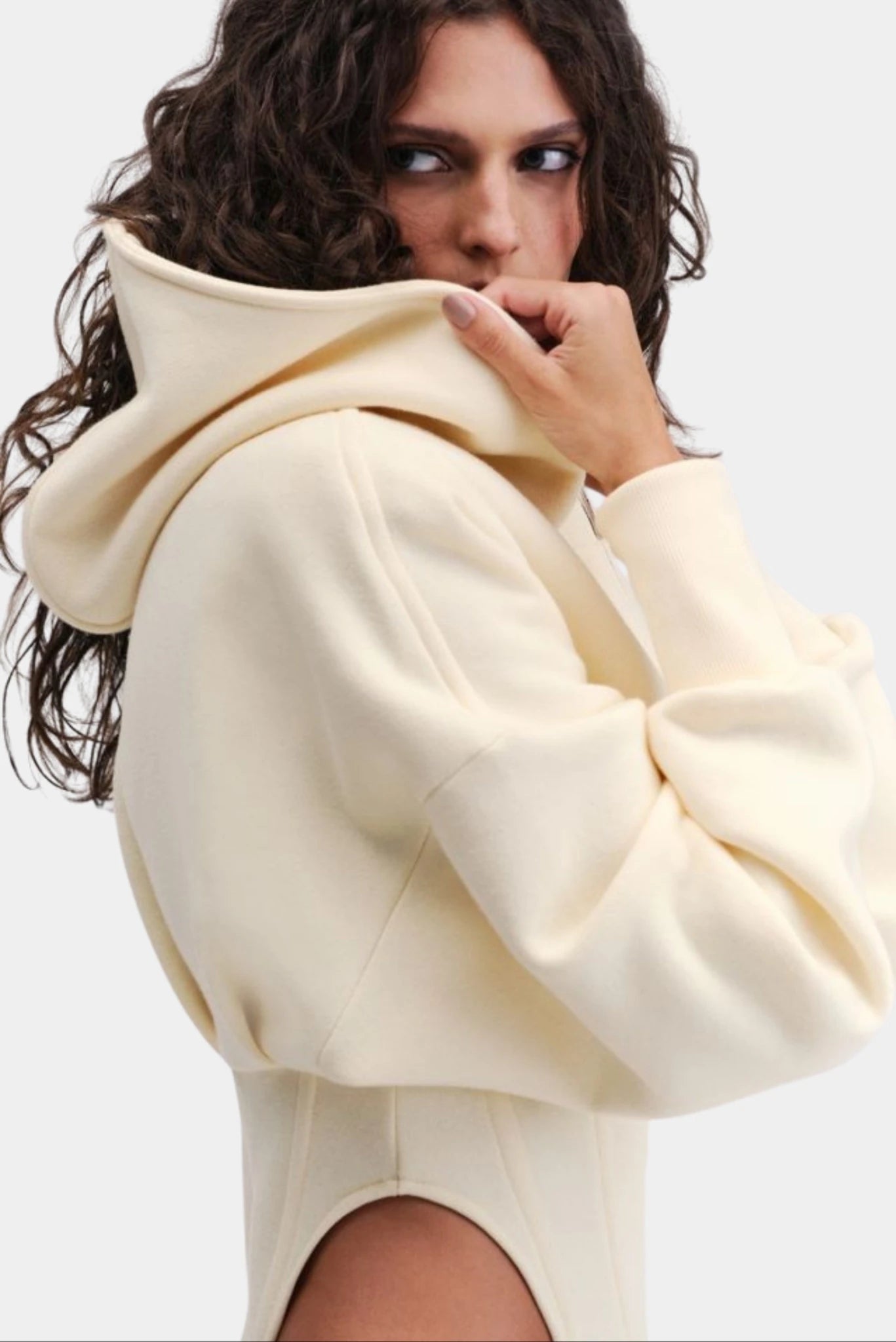 Detalhe lateral do Moletom Corset Francesca off-white com capuz estruturado