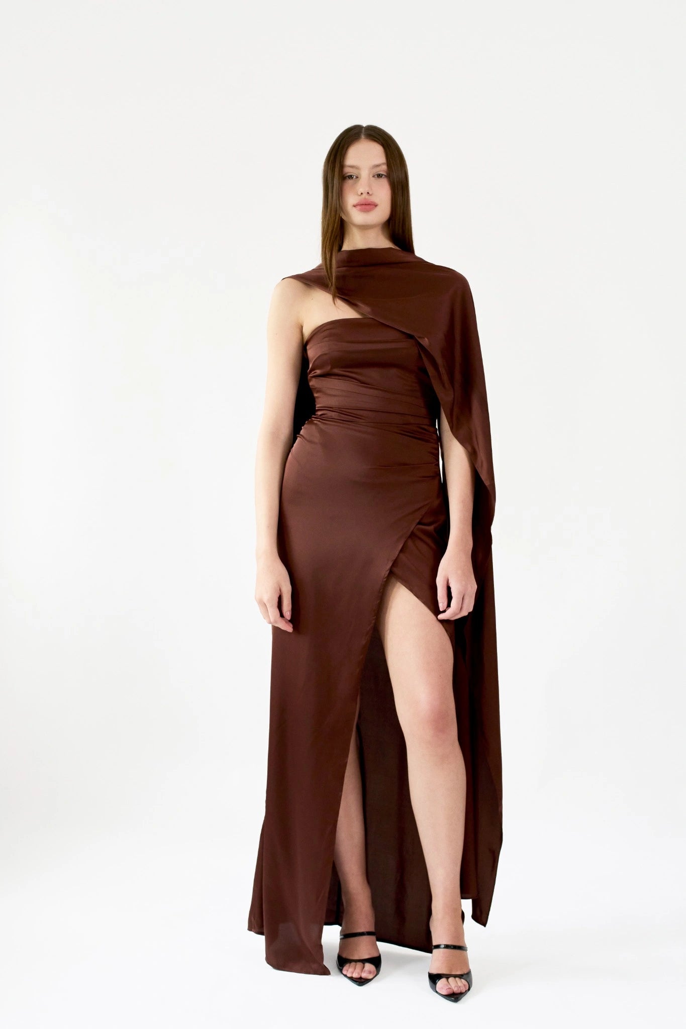 Vestido de festa longo marrom com fenda frontal, drapeado e gola assimétrica fluida