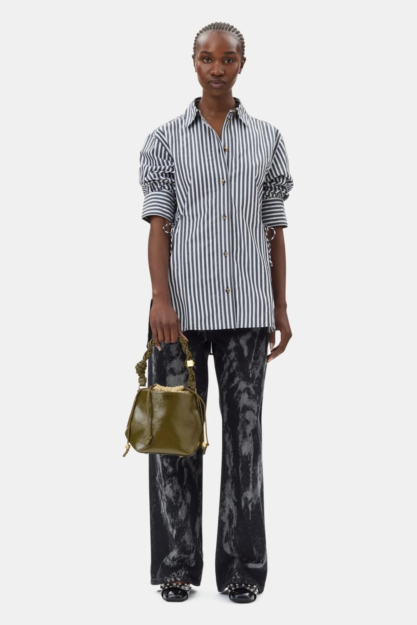 Camisa Ganni listrada preta e branca com cordões laterais em look casual feminino