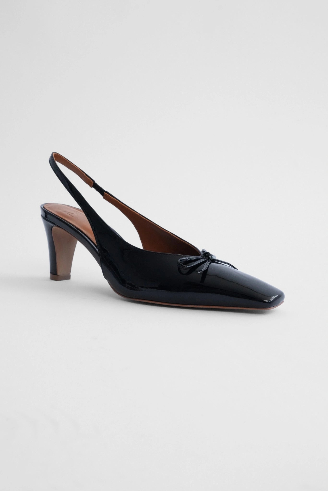 Scarpin Slingback Paris MR preto com acabamento envernizado e design clássico