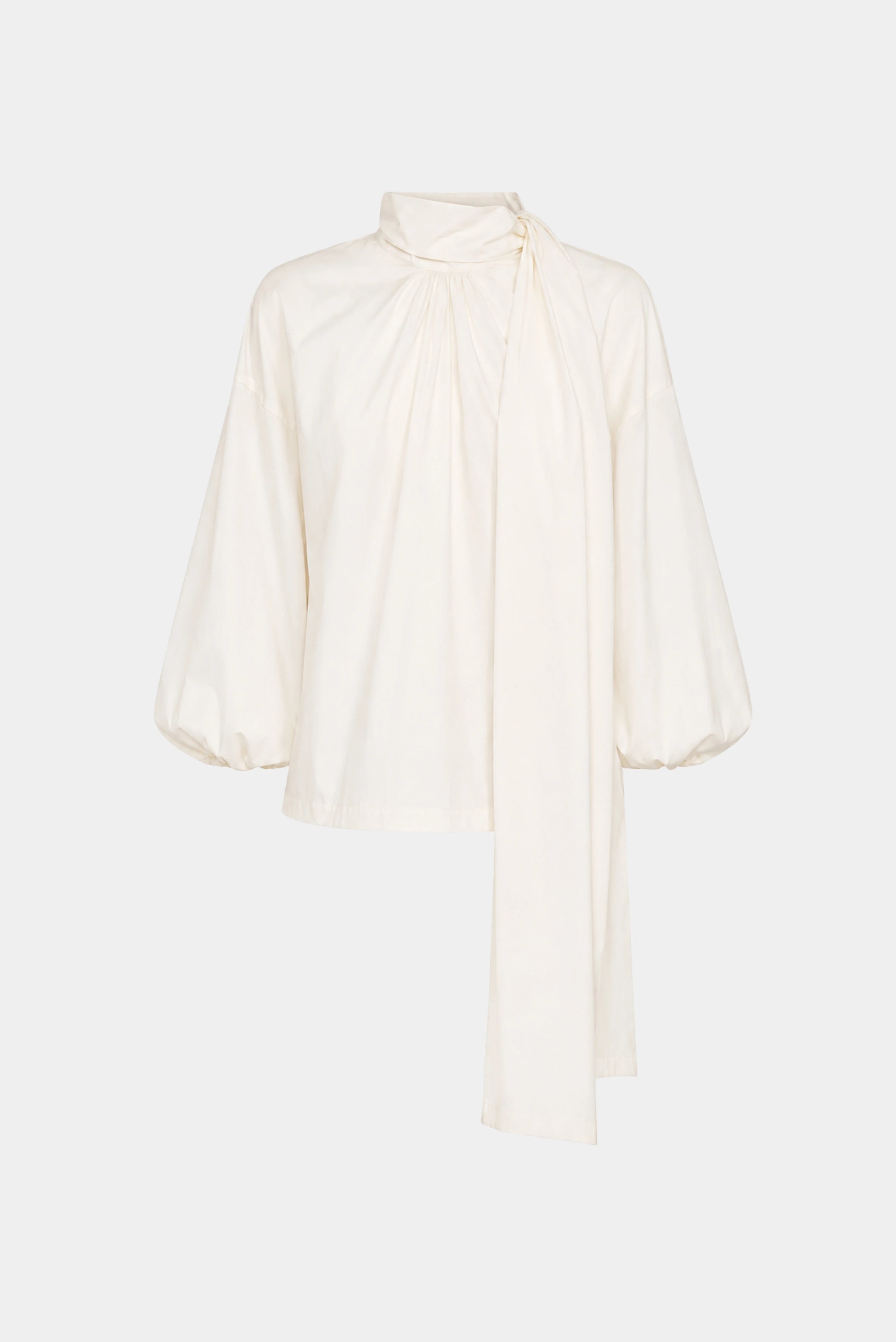 Camisa off-white em tricoline com gola alta, mangas bufantes e faixa longa no pescoço