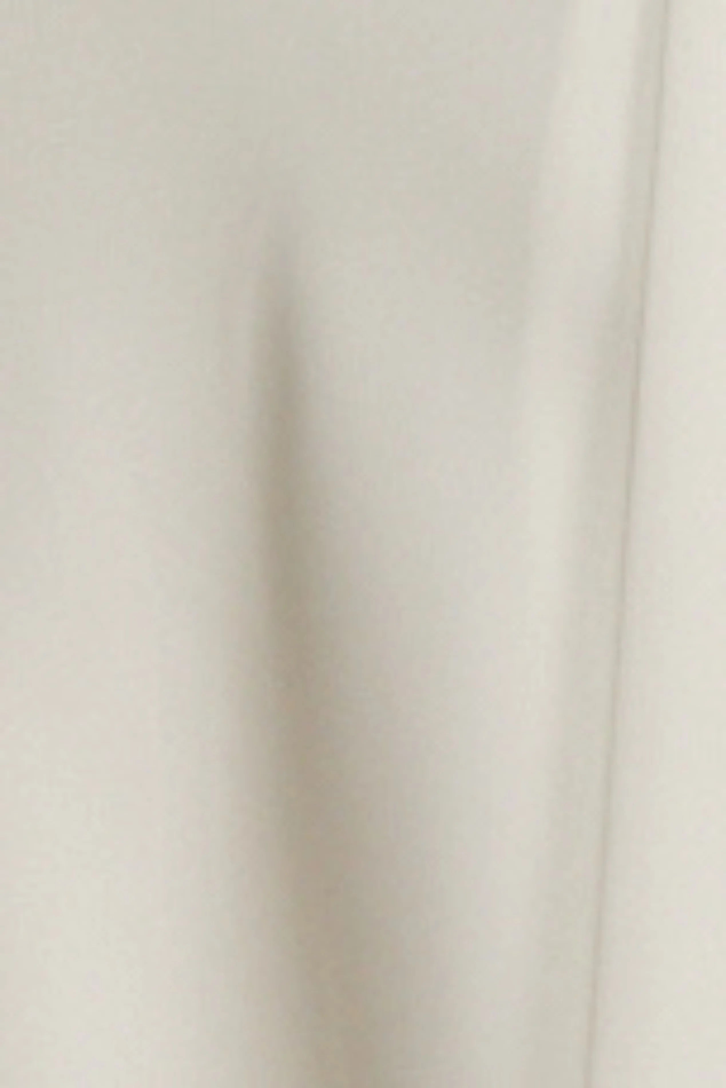 Detalhe do tecido em cetim off-white do vestido longo Isabelle Fabulous