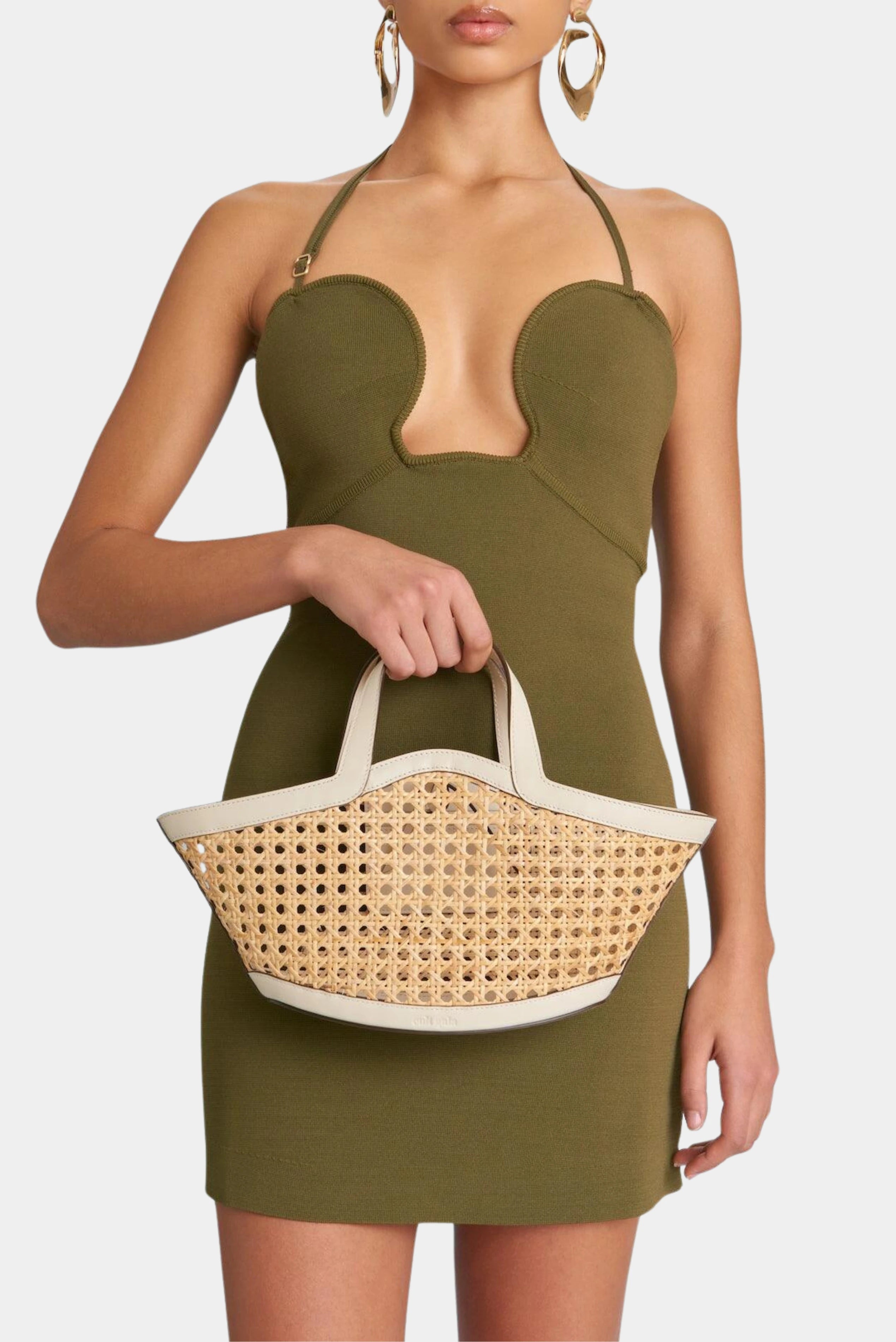 Bolsa Mini Yara Tote Cult Gaia em palha usada com vestido verde oliva