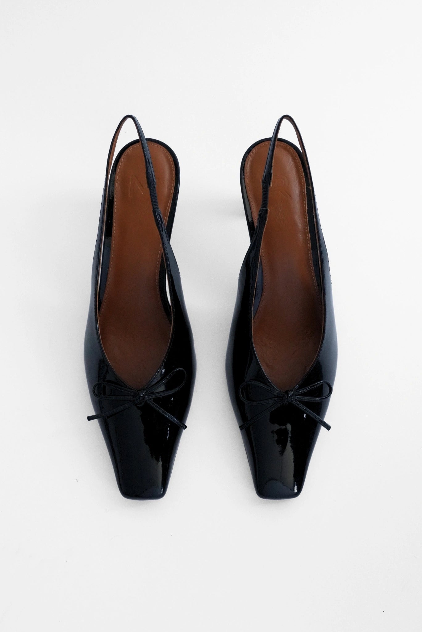 Vista superior do Scarpin Slingback Paris MR preto com acabamento brilhante