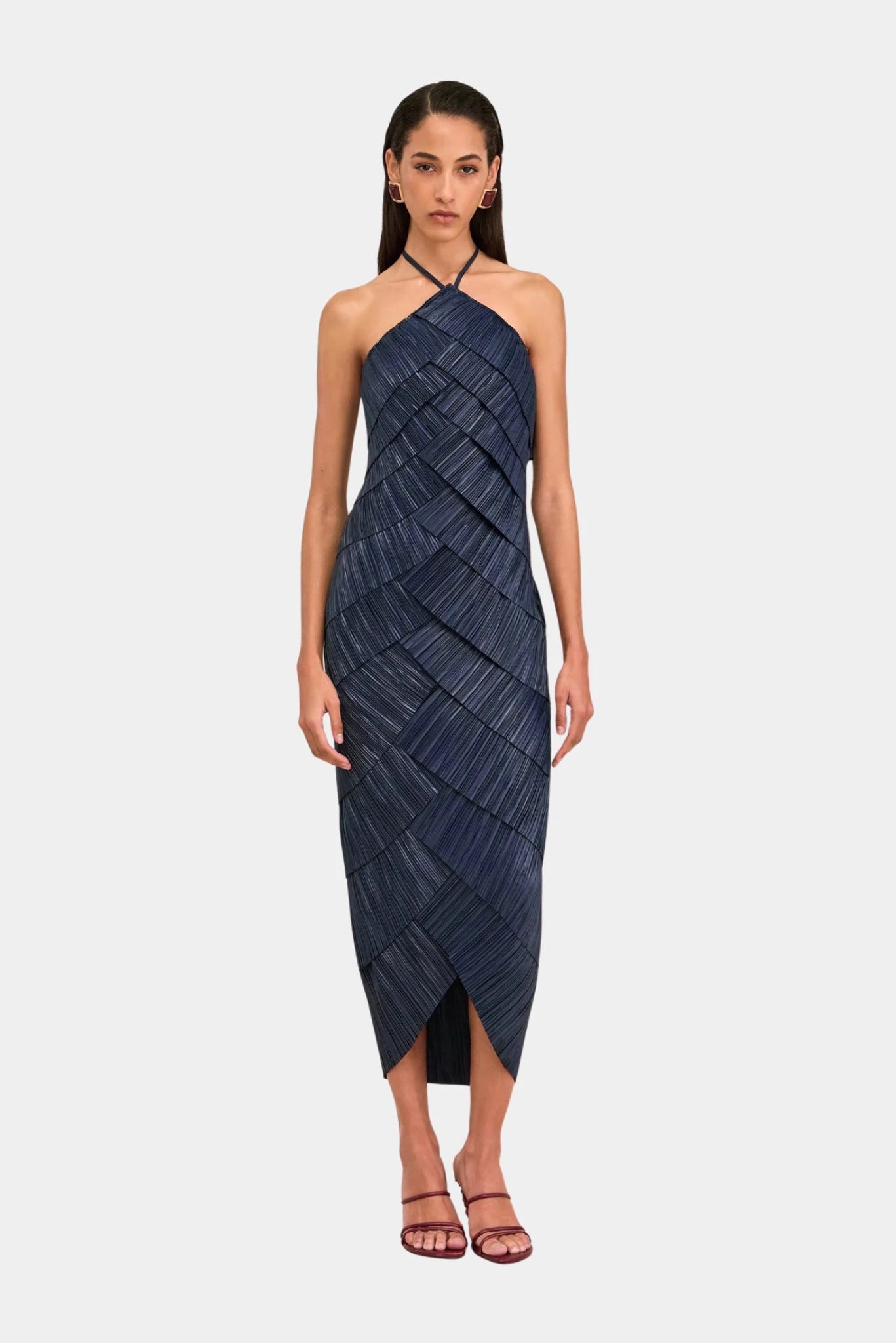 Vestido midi azul-marinho com textura plissada e decote halter cruzado