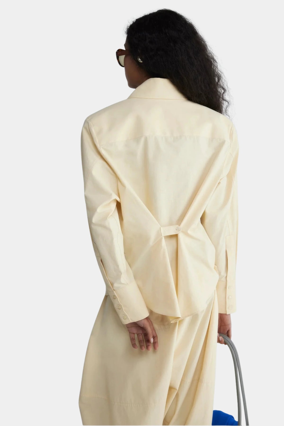 Costas da Camisa Tailored Francesca creme com ajuste central e barra arredondada