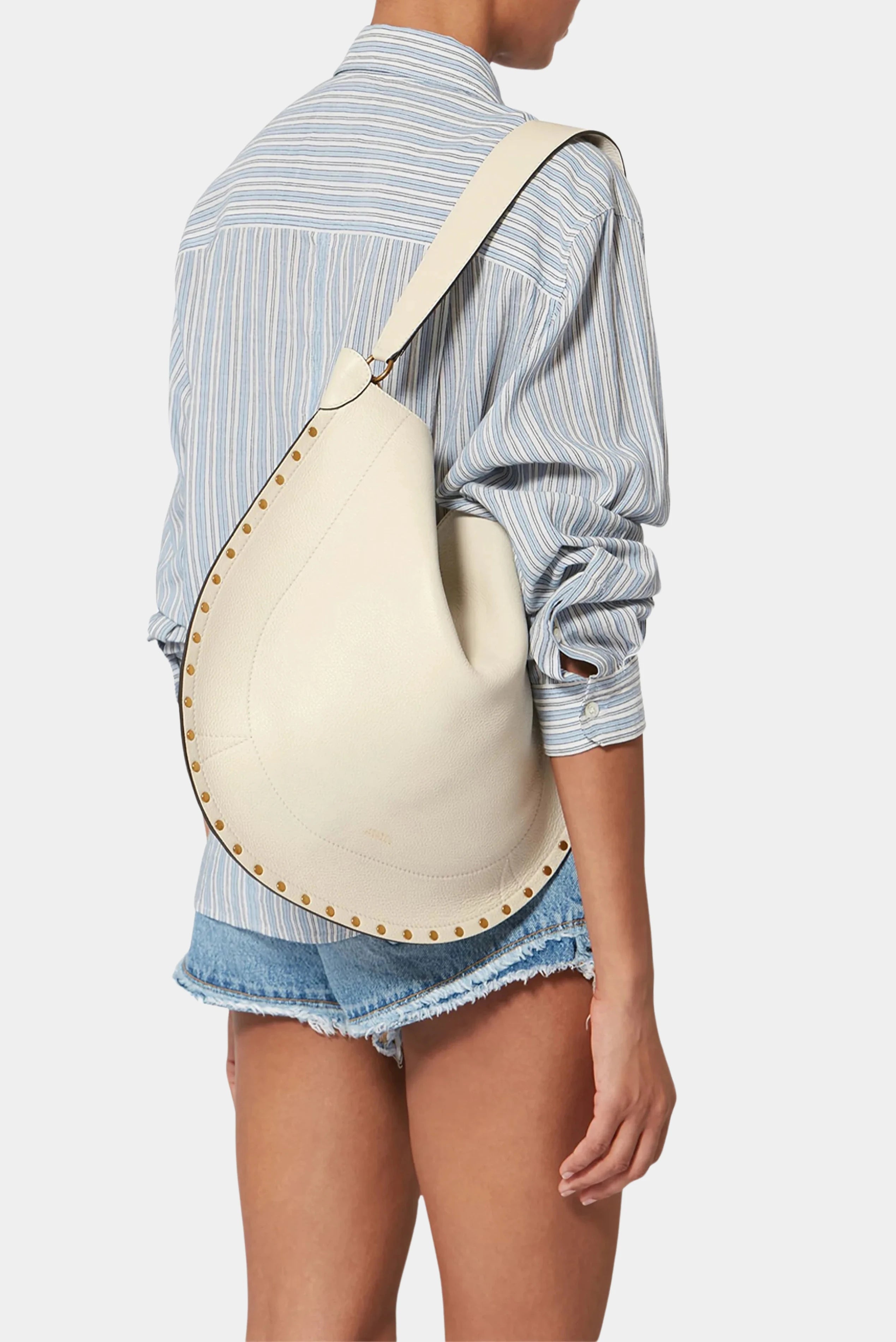 Modelo usando bolsa hobo Isabel Marant Oskan em couro off white