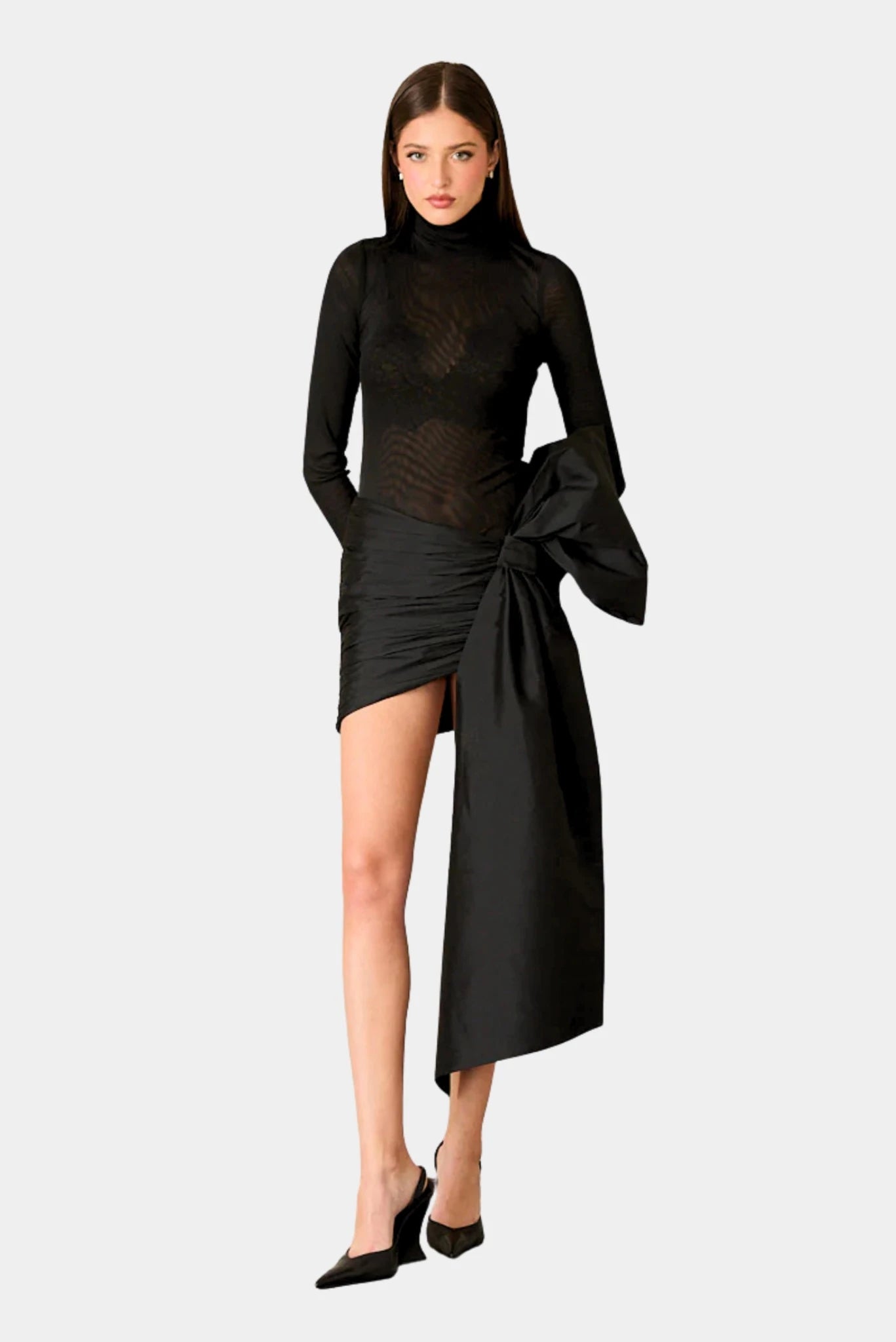 Vestido curto Fabulous em tule preto com transparência, drapeado lateral e maxi laço
