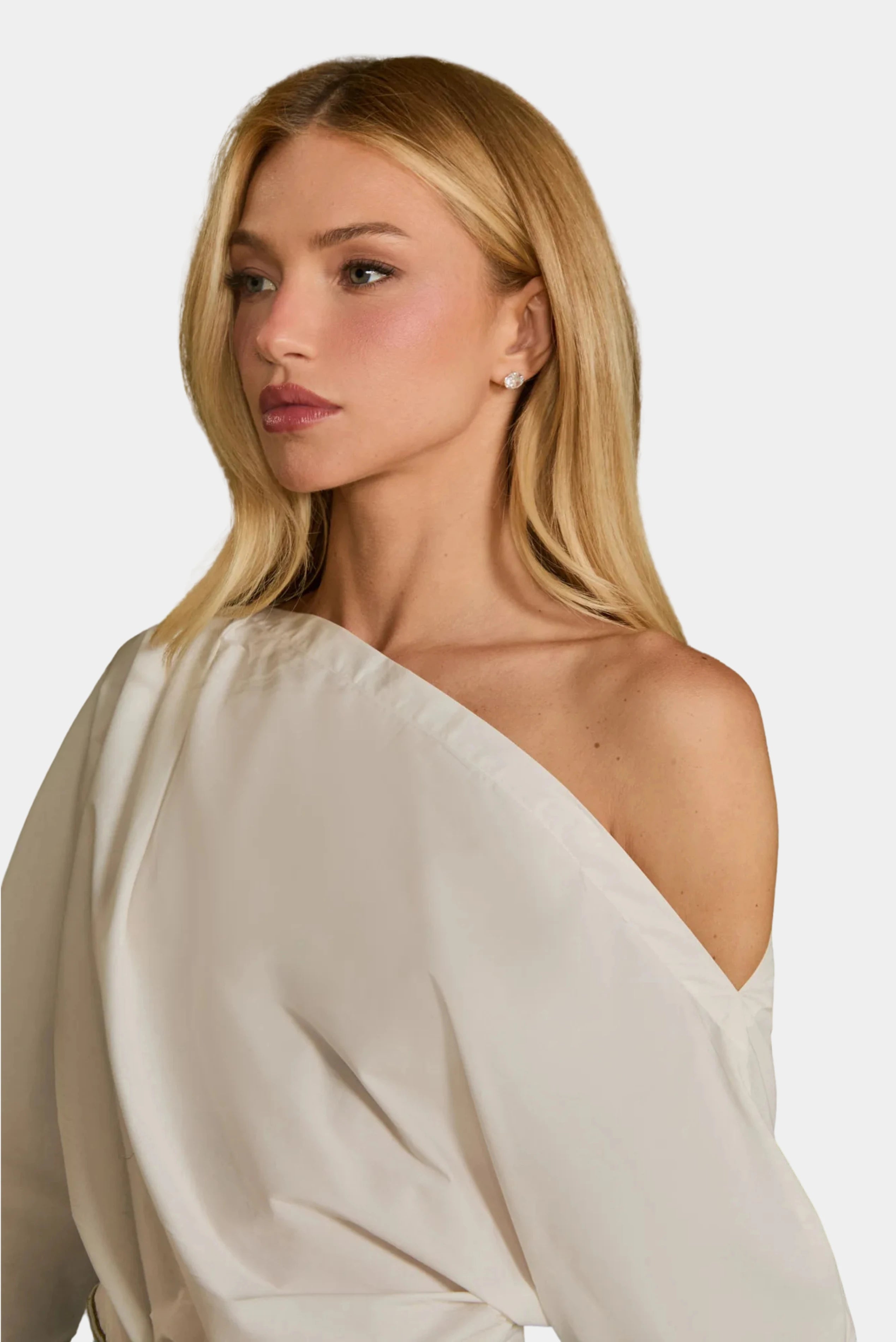 Costas da Blusa Sara off white em tricoline com decote ombro a ombro