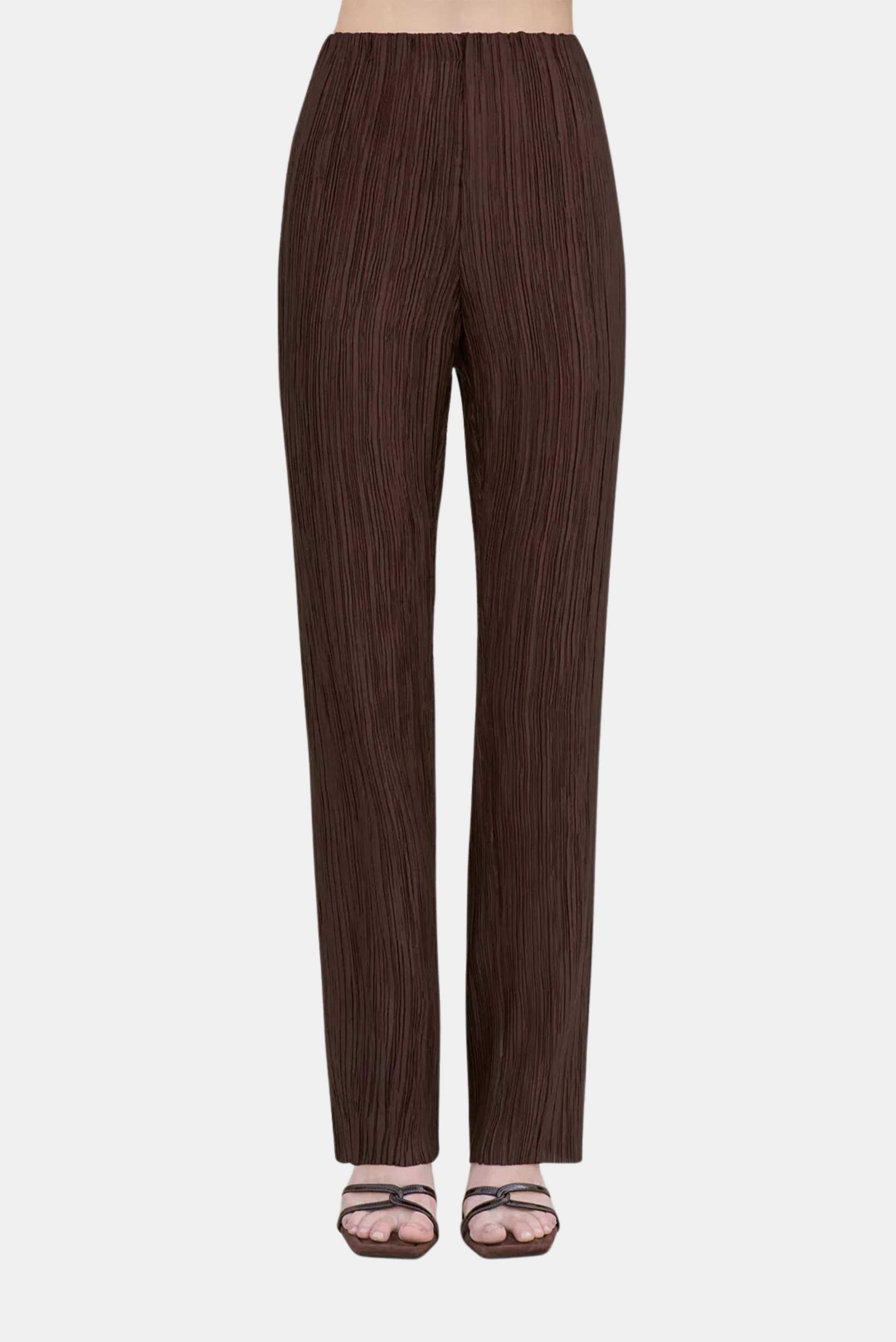 Detalhe de calça marrom plissada Cult Gaia com textura canelada vertical