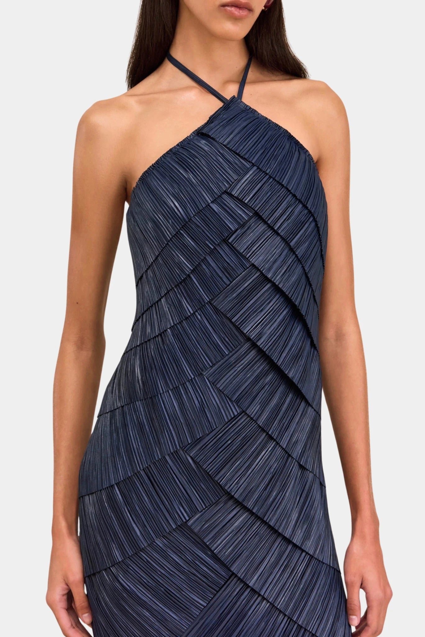 Close de vestido midi Cult Gaia azul-marinho com pregas diagonais e acabamento plissado