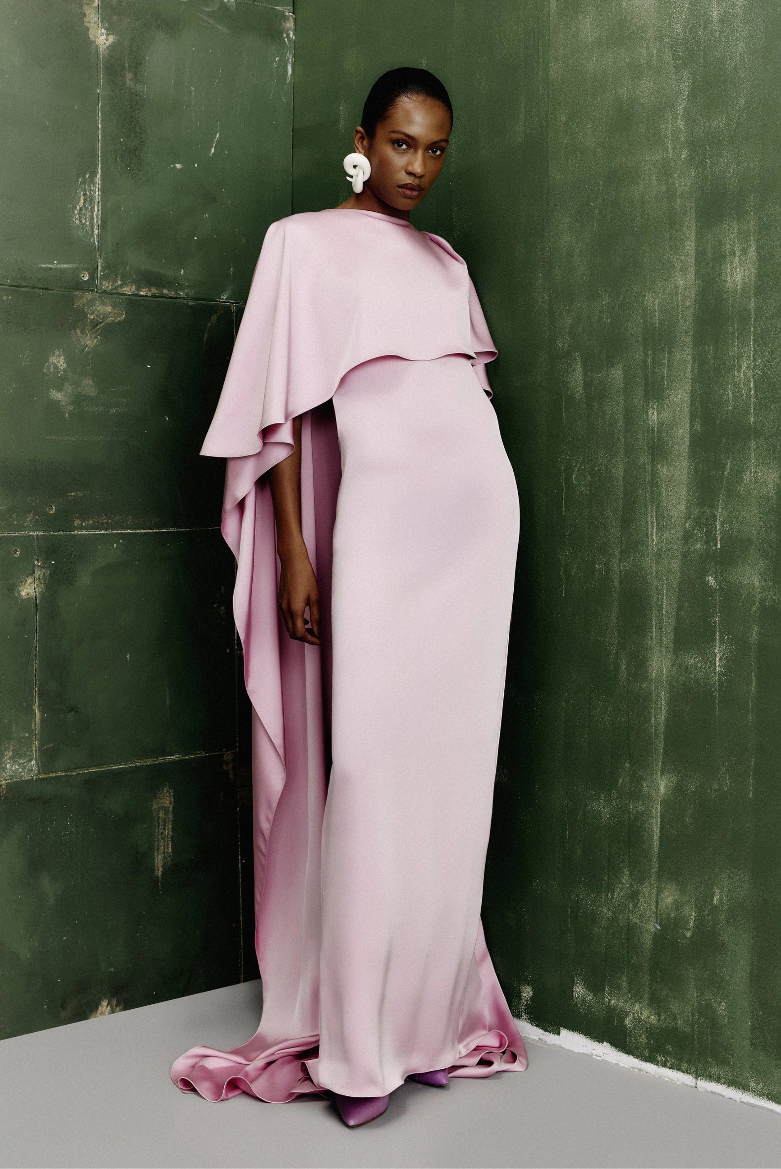 Vestido longo crepe rosa claro com capa fluida e modelagem elegante em imagem editorial