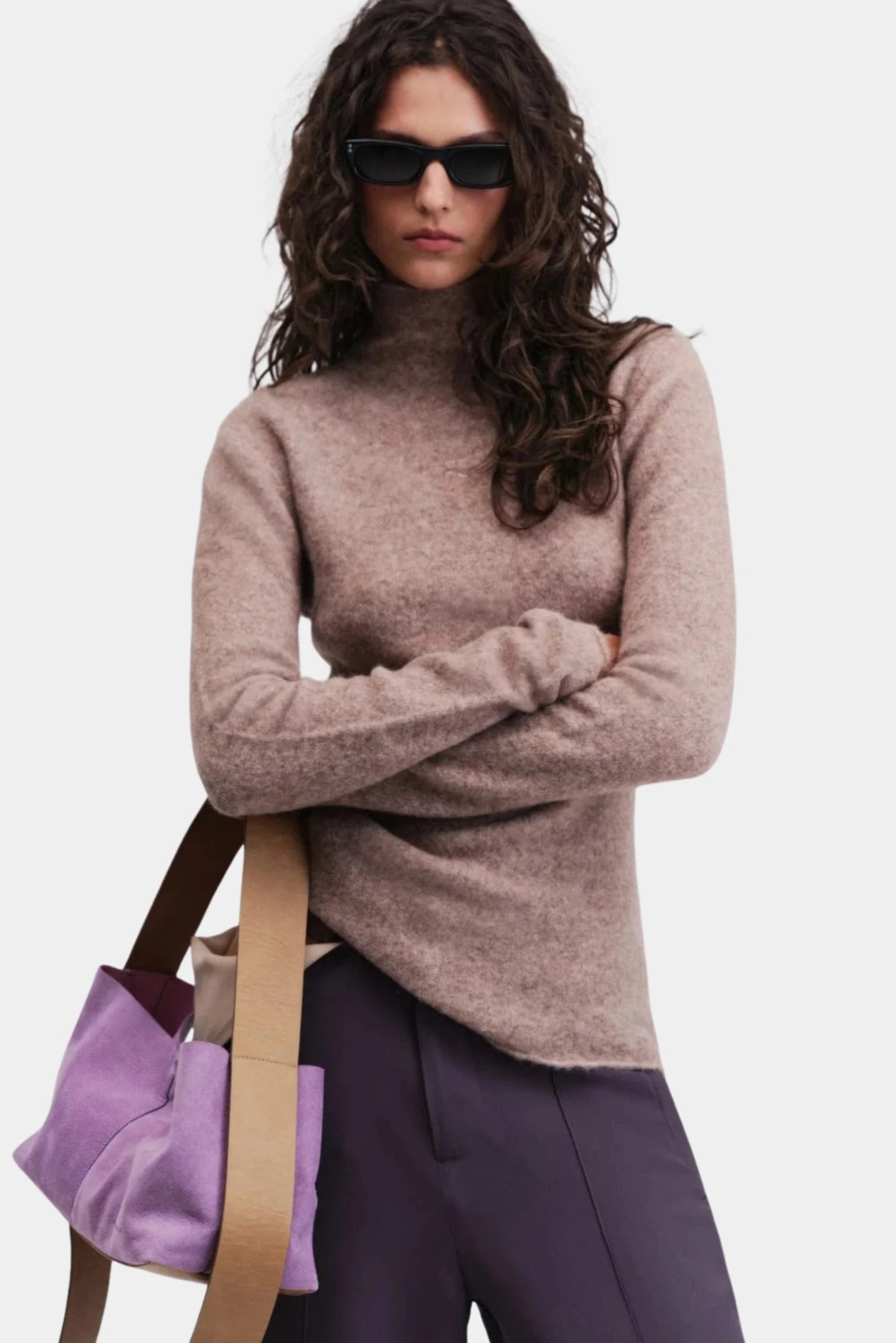 Blusa Still Francesca taupe de manga longa e gola alta ajustada