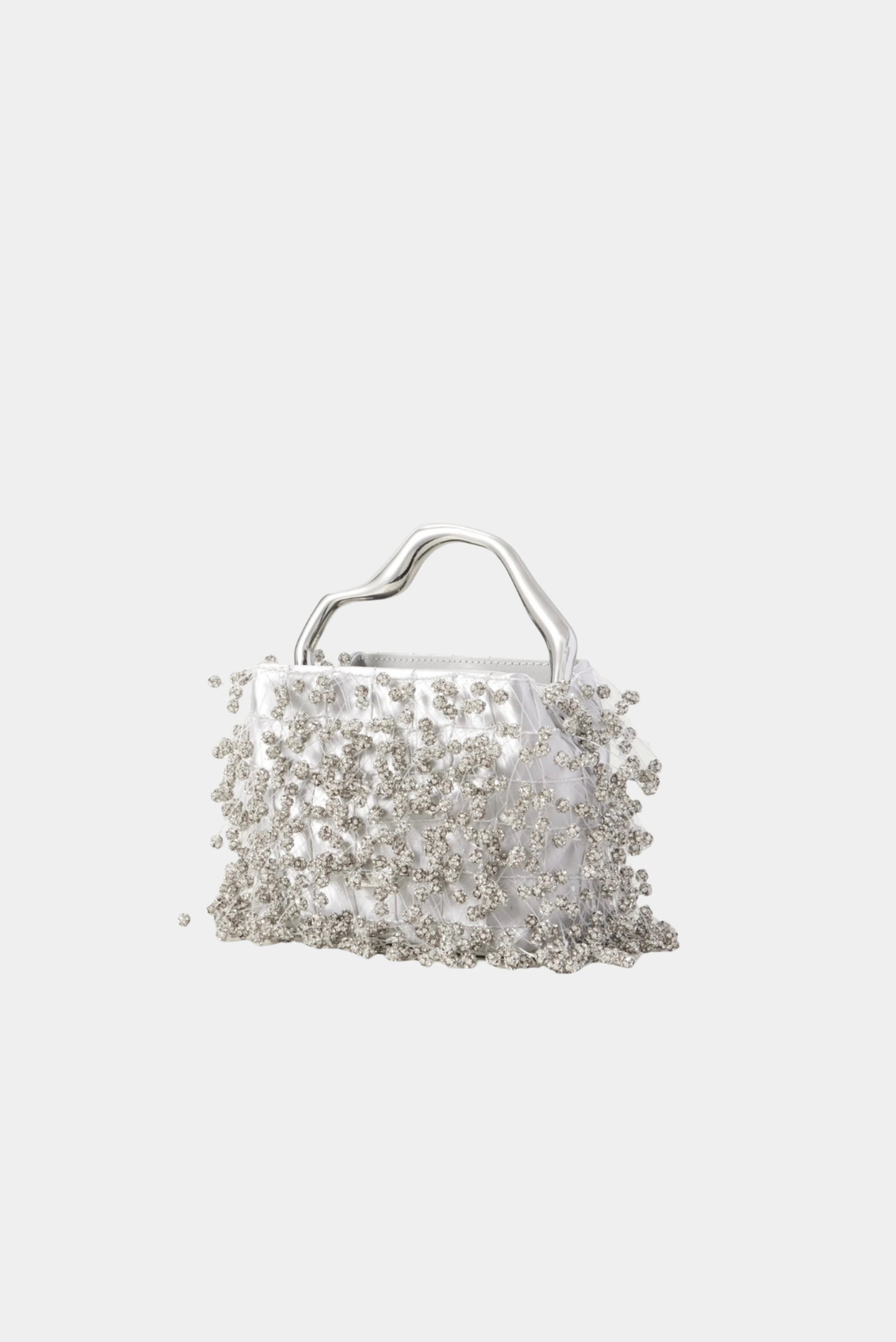 Bolsa Mini Solene prata com bordado de cristais e alça escultural metálica