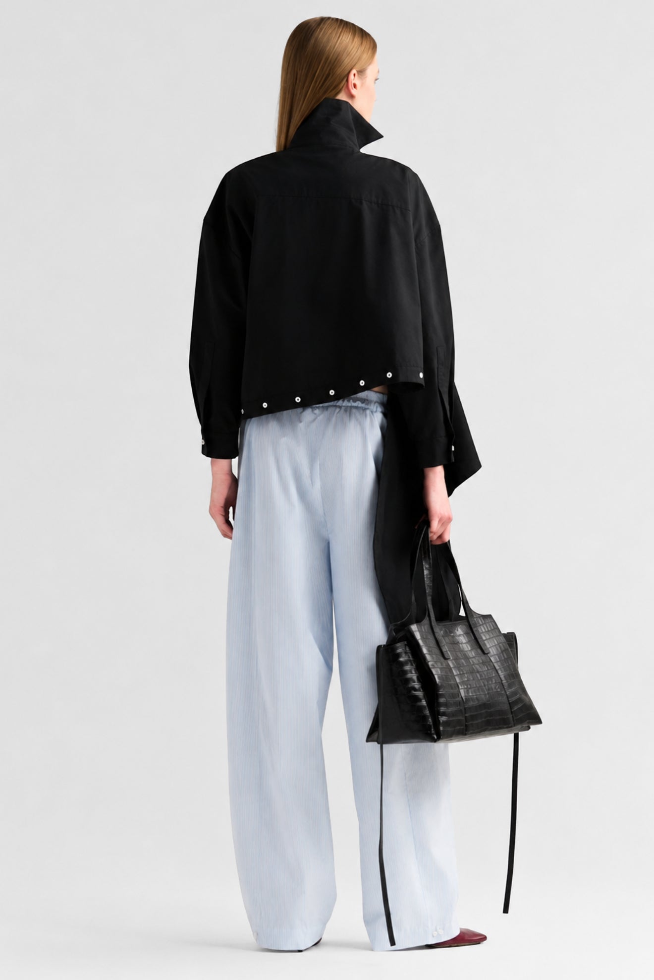 Vista traseira da bolsa tote pequena preta com textura croco Rocio Canvas