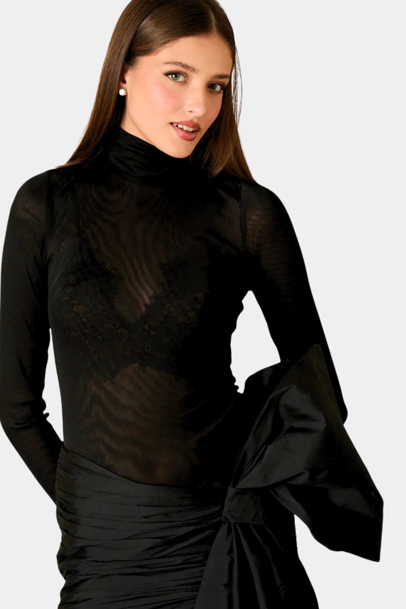 Vestido preto em tule transparente com gola alta e manga longa