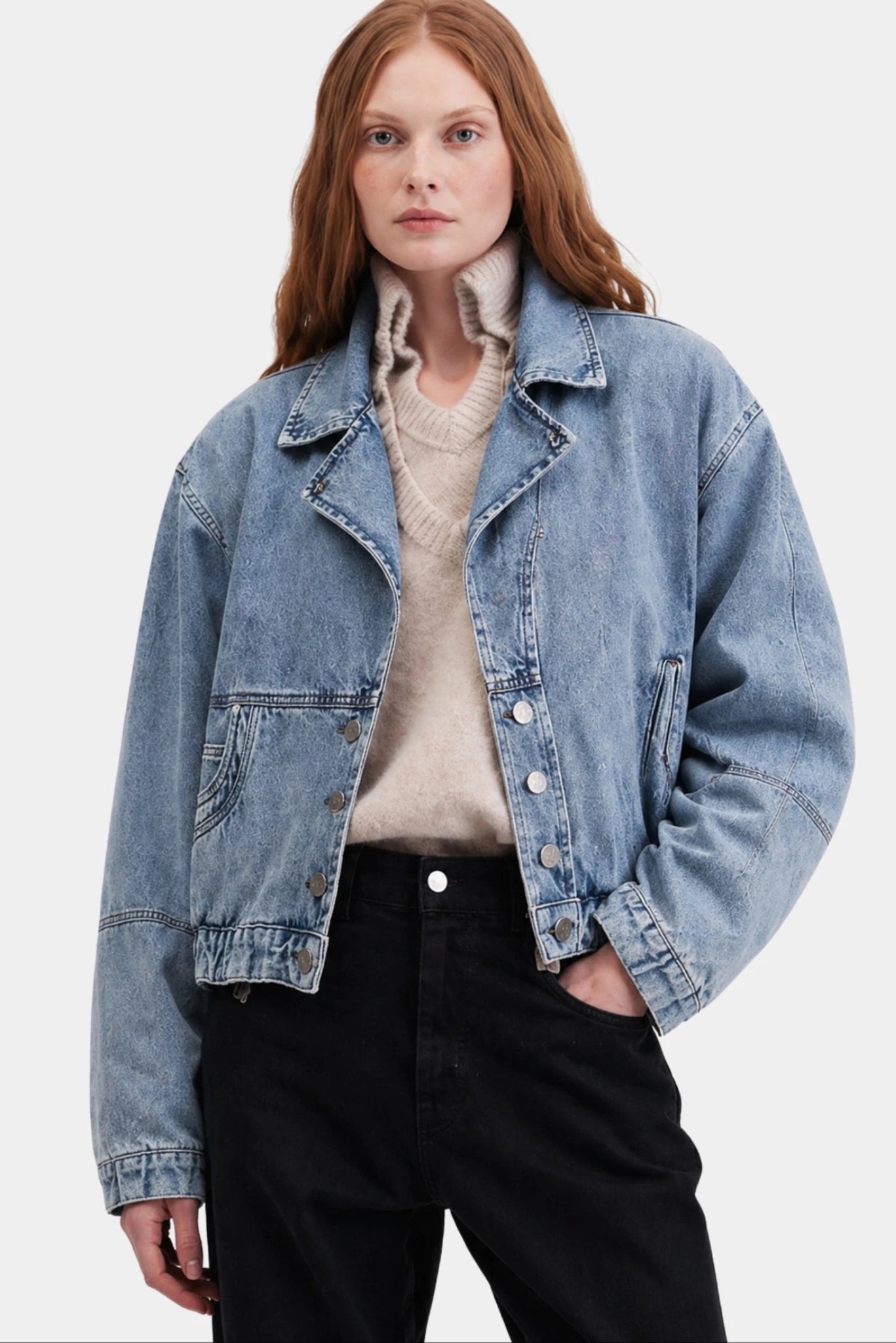 Jaqueta Jeans Strange Francesca azul claro com gola ampla e botões metálicos frontais