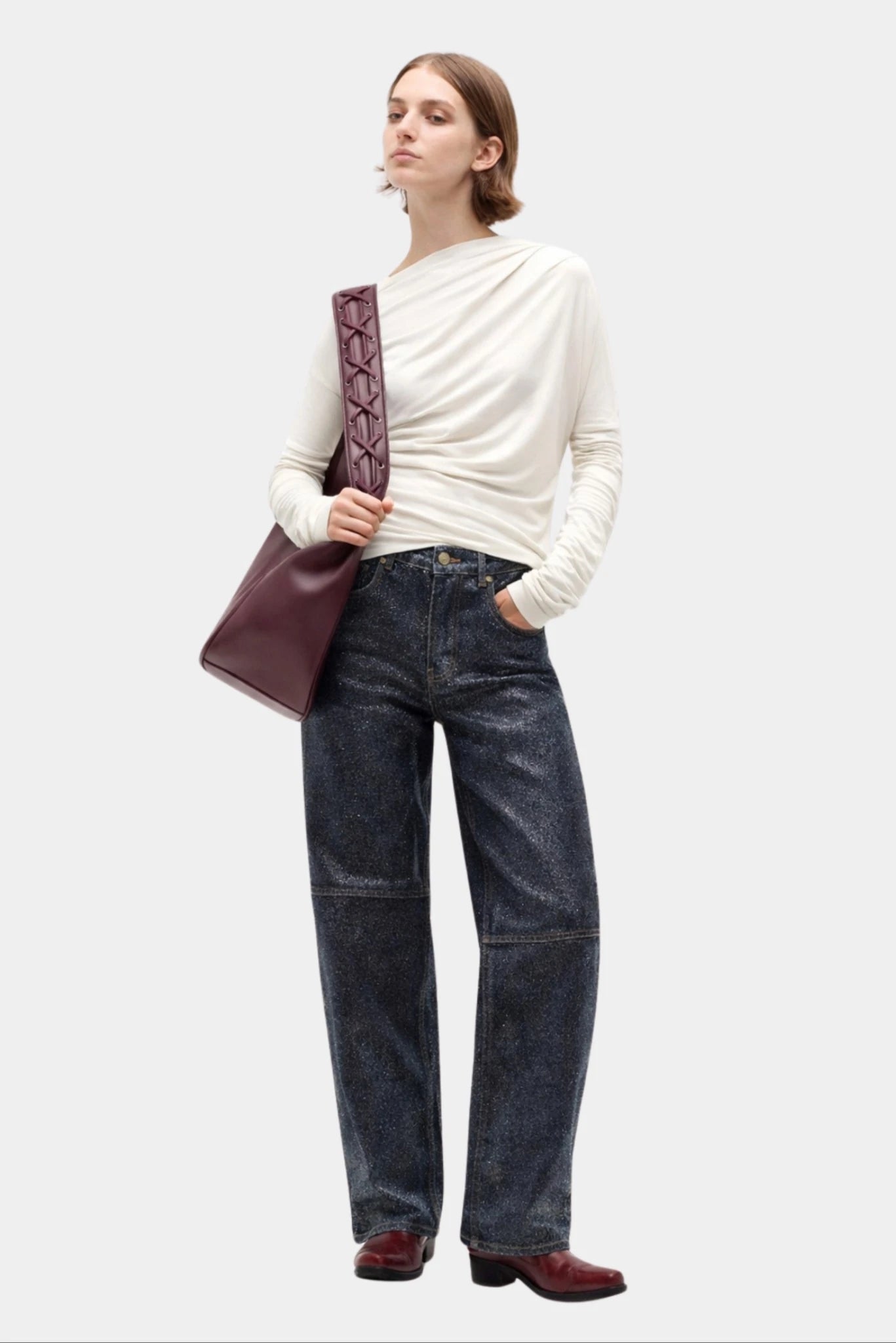 Calça jeans Ganni com acabamento brilhante azul escuro e modelagem ampla