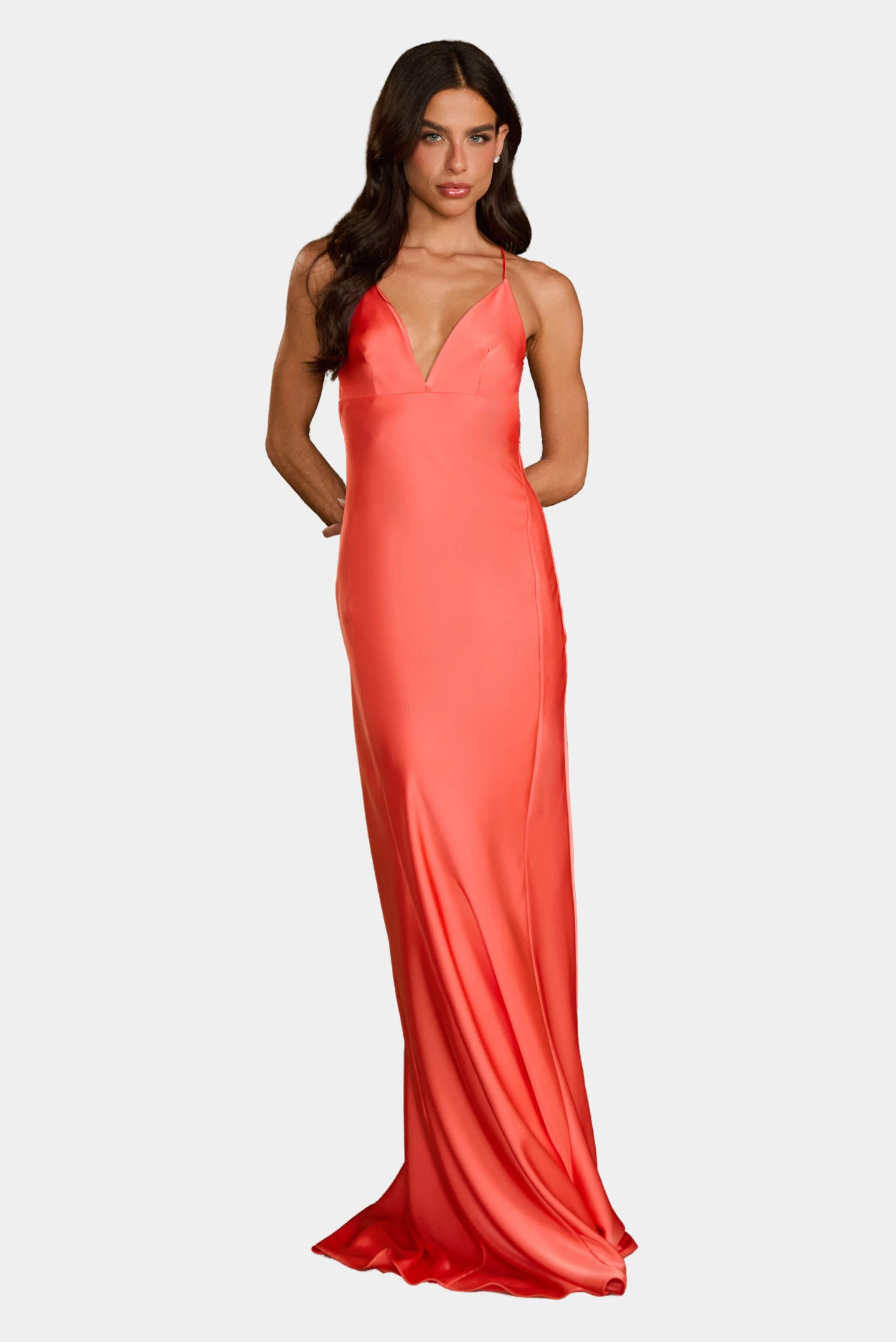 Vestido Longo Nadine em cetim coral com decote profundo e alças finas, vista frontal
