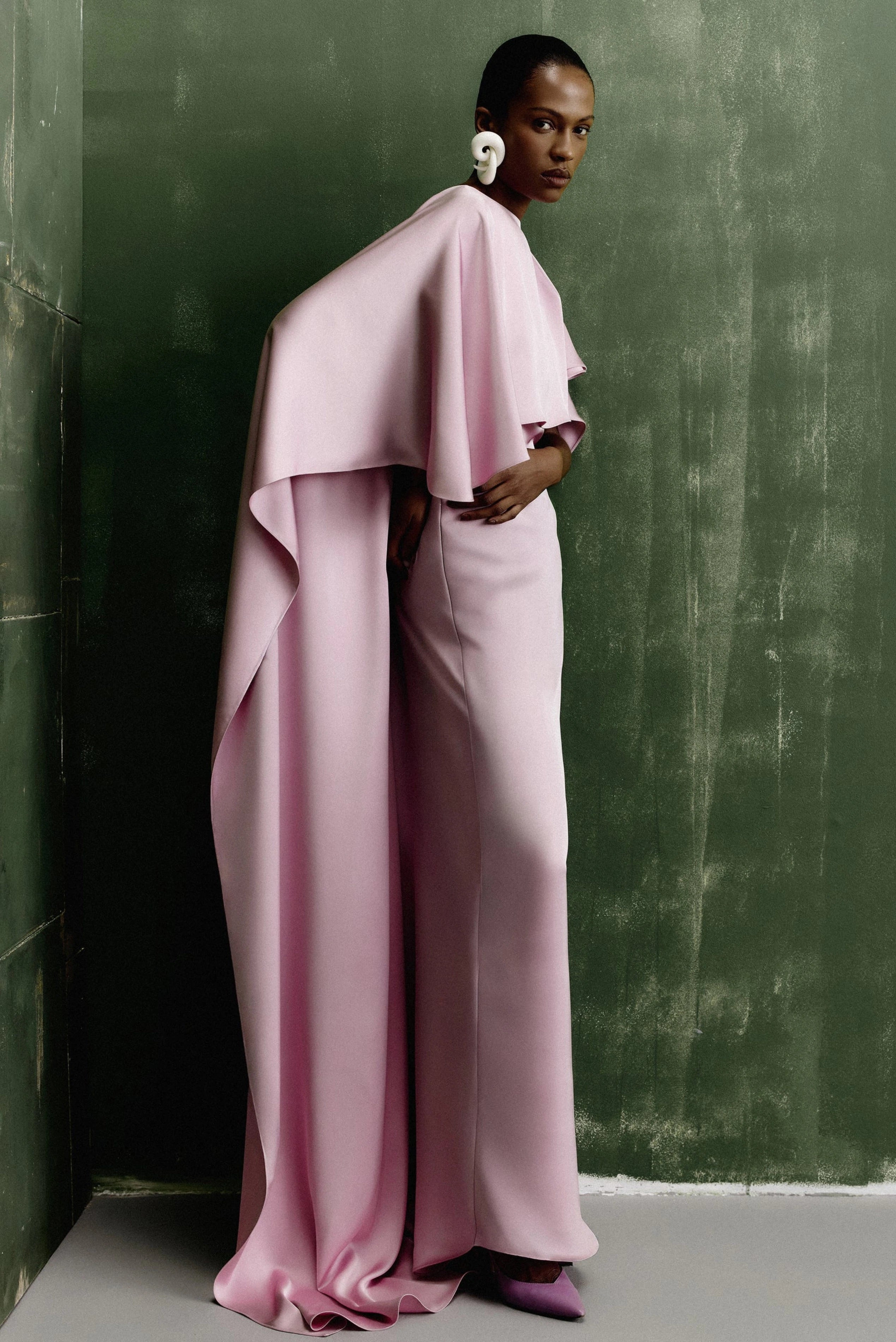 Vestido longo crepe rosa claro com capa fluida e modelagem elegante em imagem editorial
