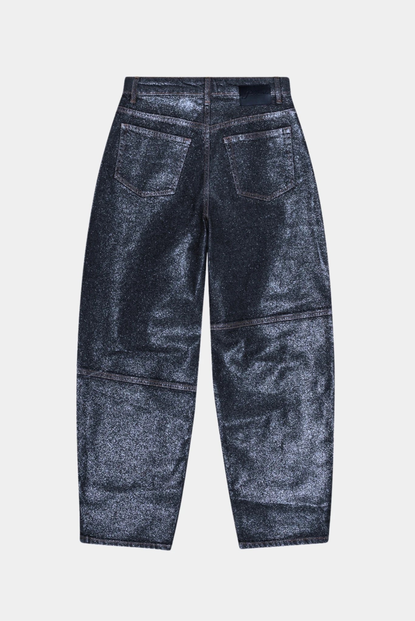 Vista traseira da calça jeans Ganni com acabamento brilhante e bolsos posteriores