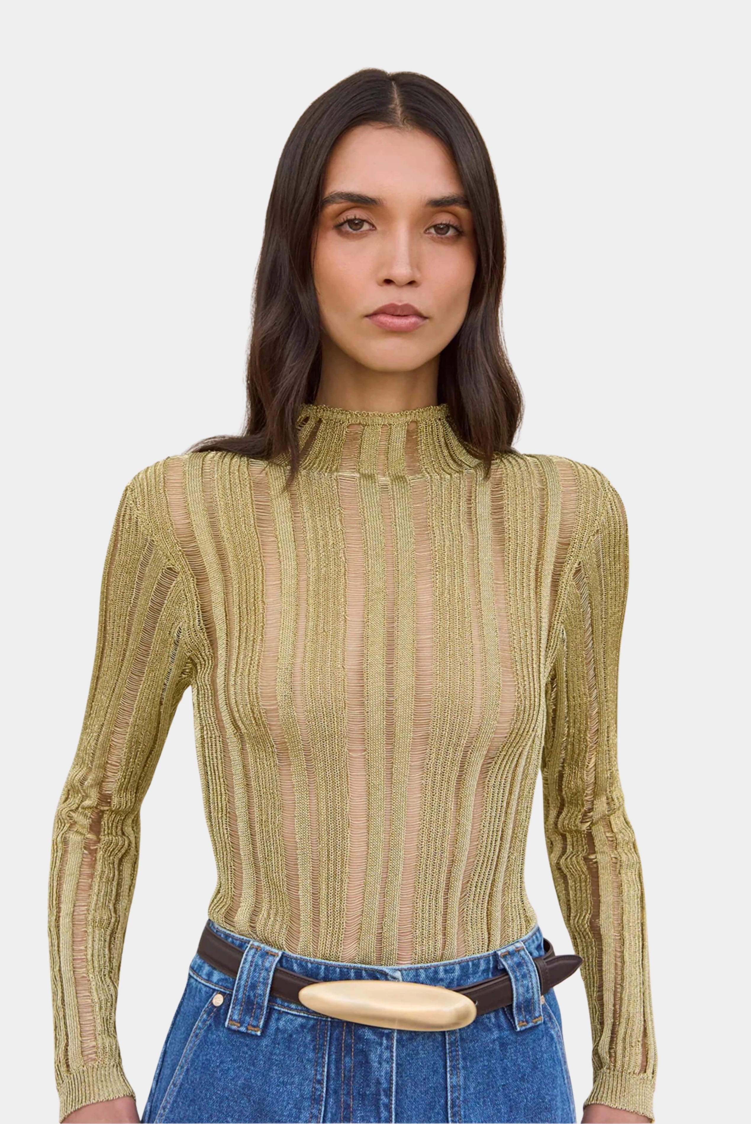 Detalhe lateral do top Kyla Cult Gaia em tricot dourado transparente