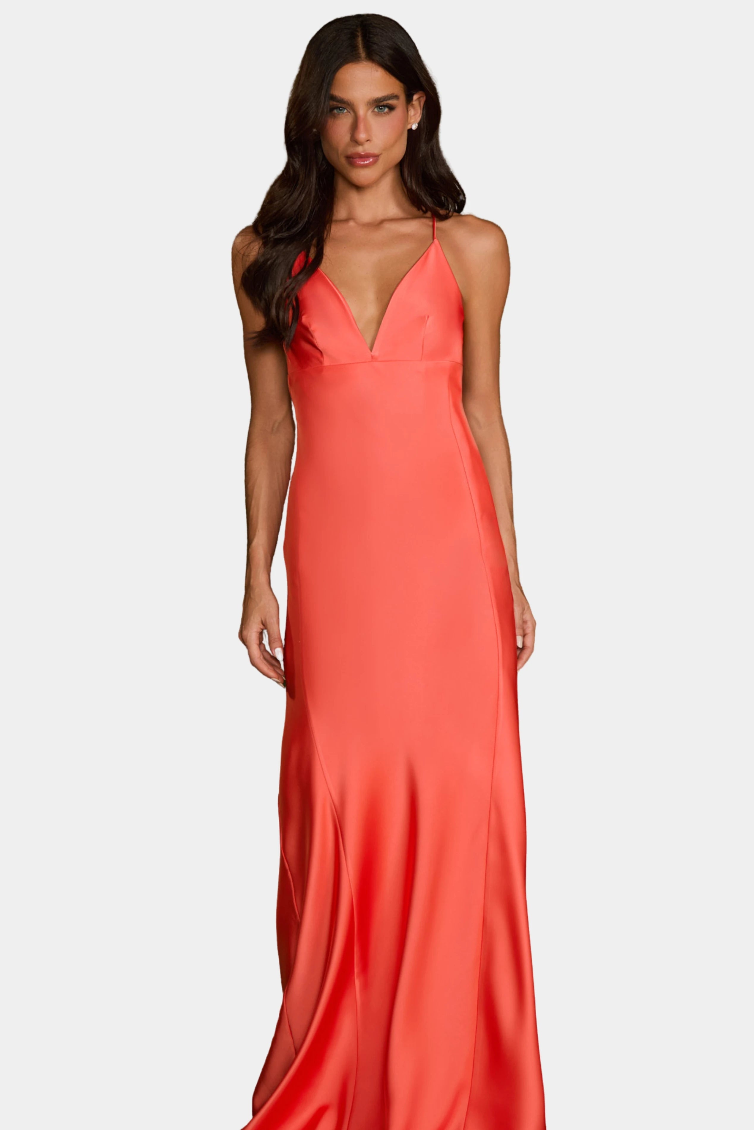 Vestido Longo Nadine coral em cetim com decote V profundo e caimento fluido