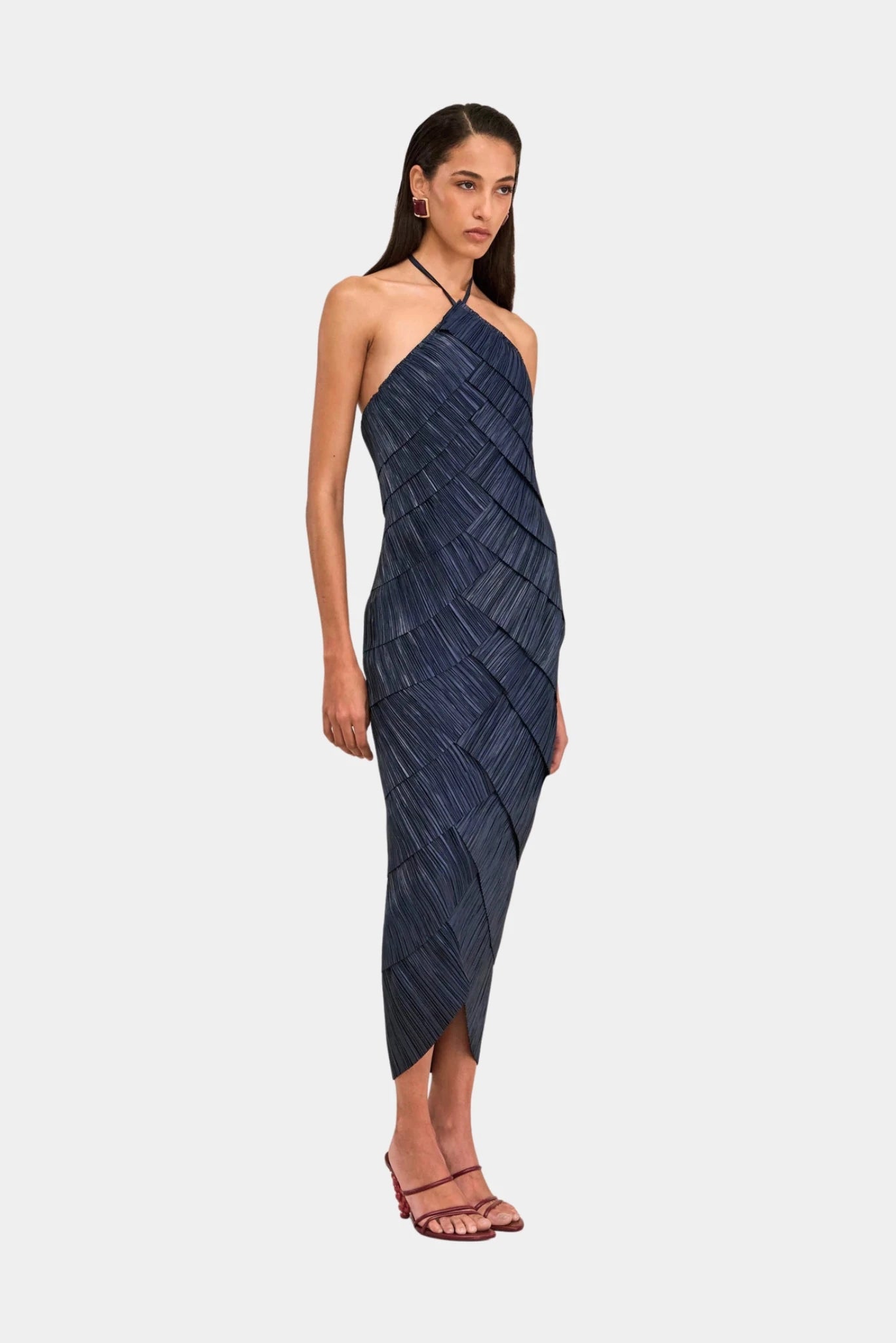 Vestido feminino Cult Gaia azul-marinho com pregas diagonais e comprimento midi
