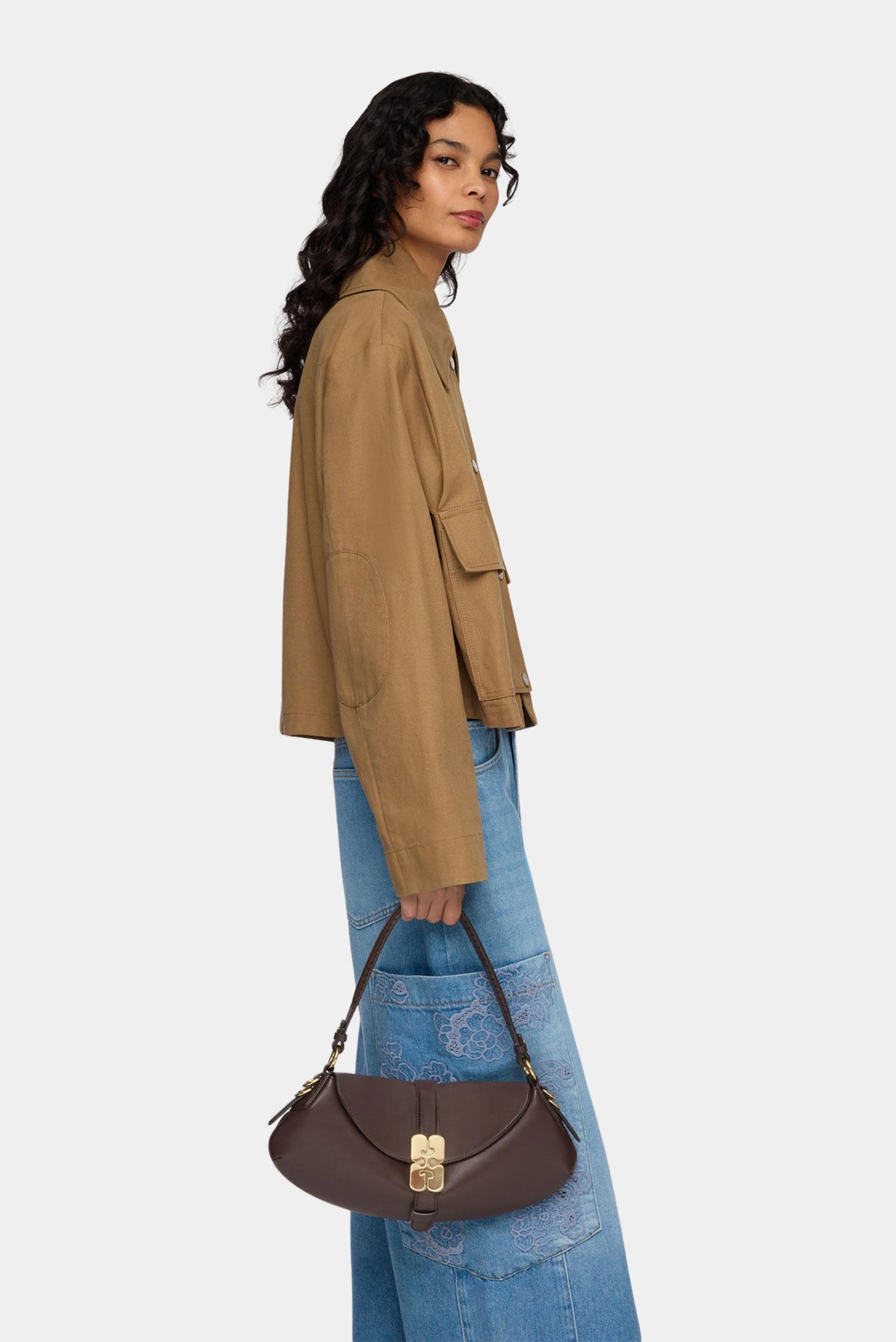 Bolsa Baguette B-Kat Ganni marrom, detalhe do fecho de aba com logo Butterfly
