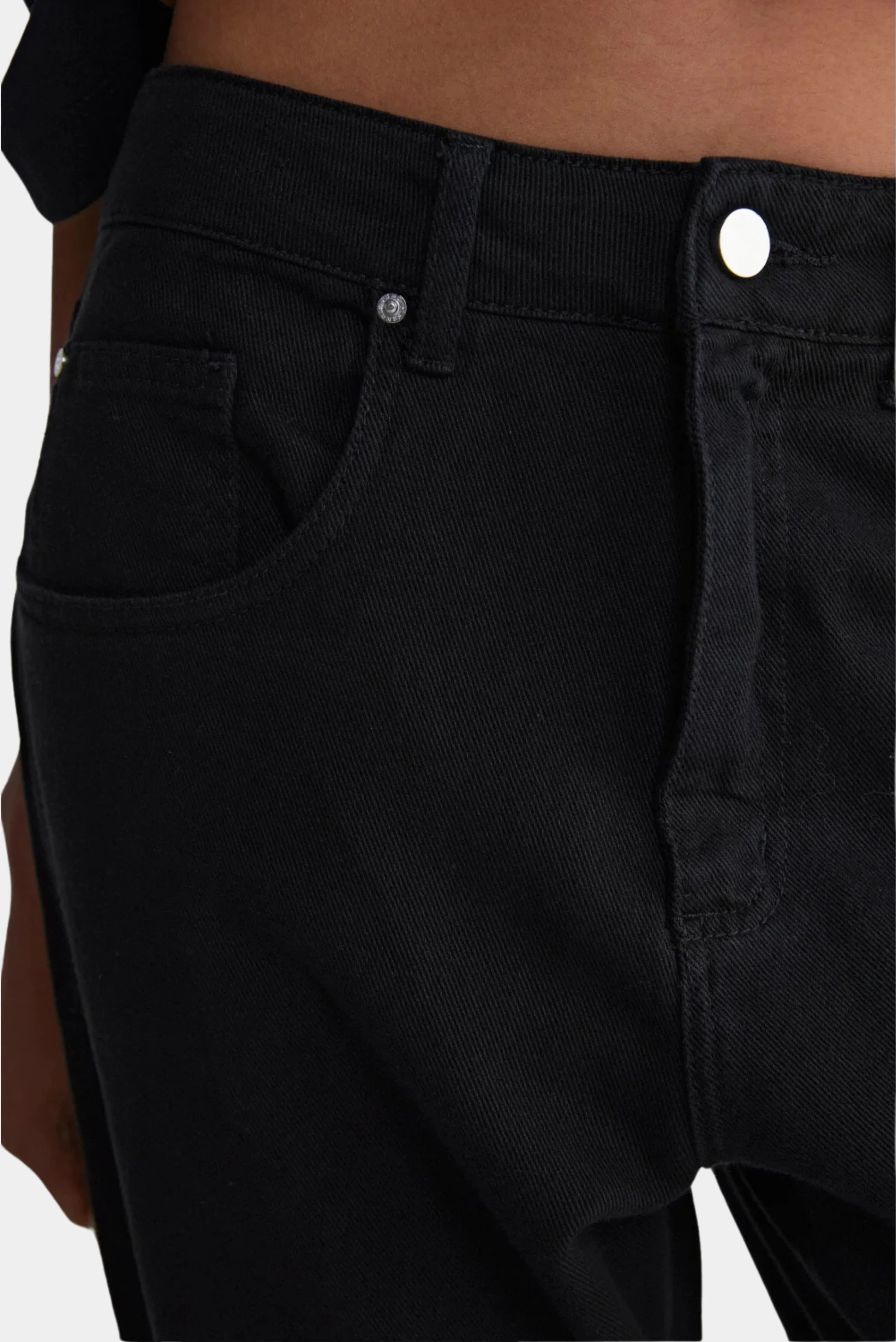 Detalhe frontal da calça Francesca Classic 80 preta com bolso, rebites e botão metálico