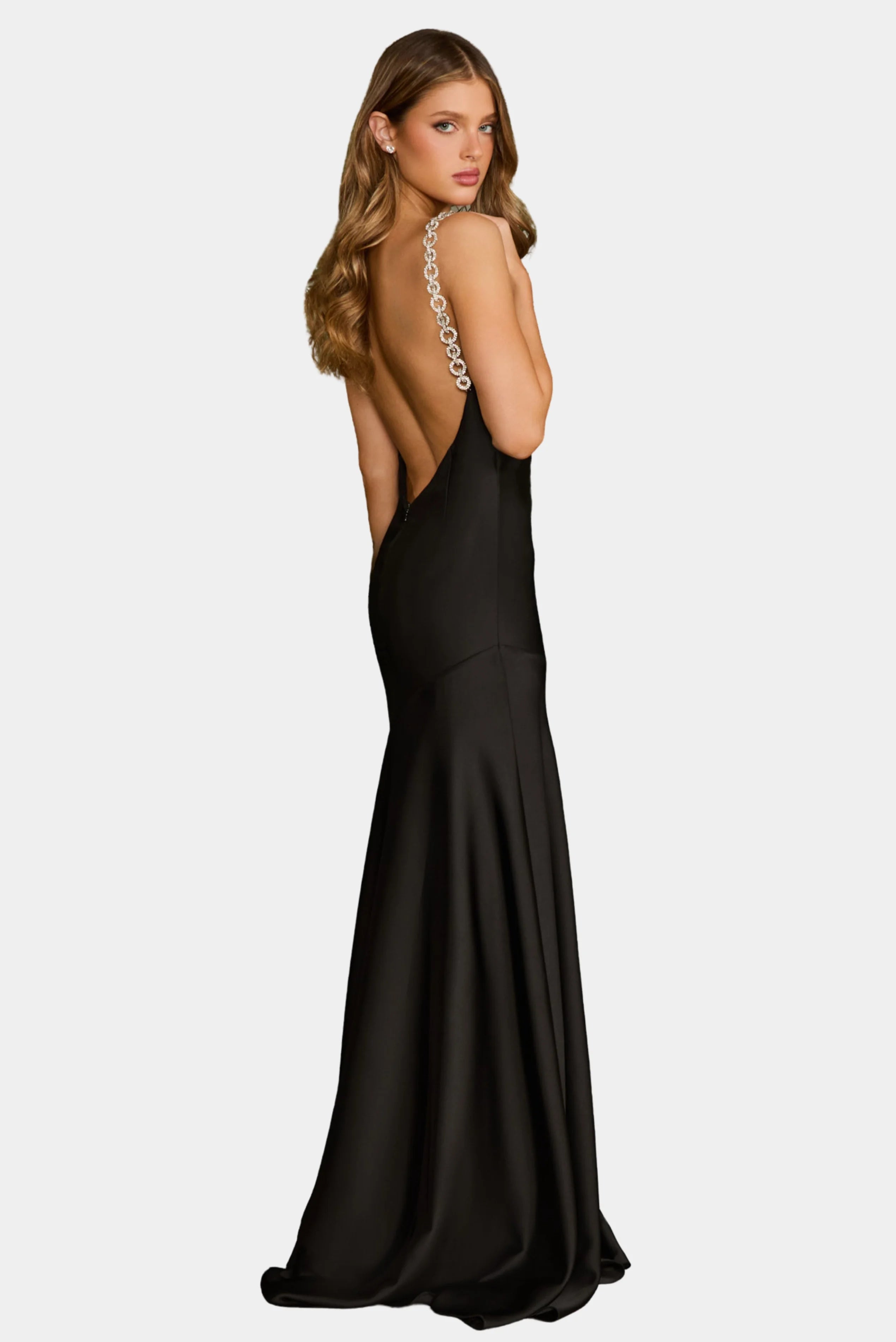 Vista traseira do vestido longo preto Kate Fabulous com costas abertas e alças em corrente