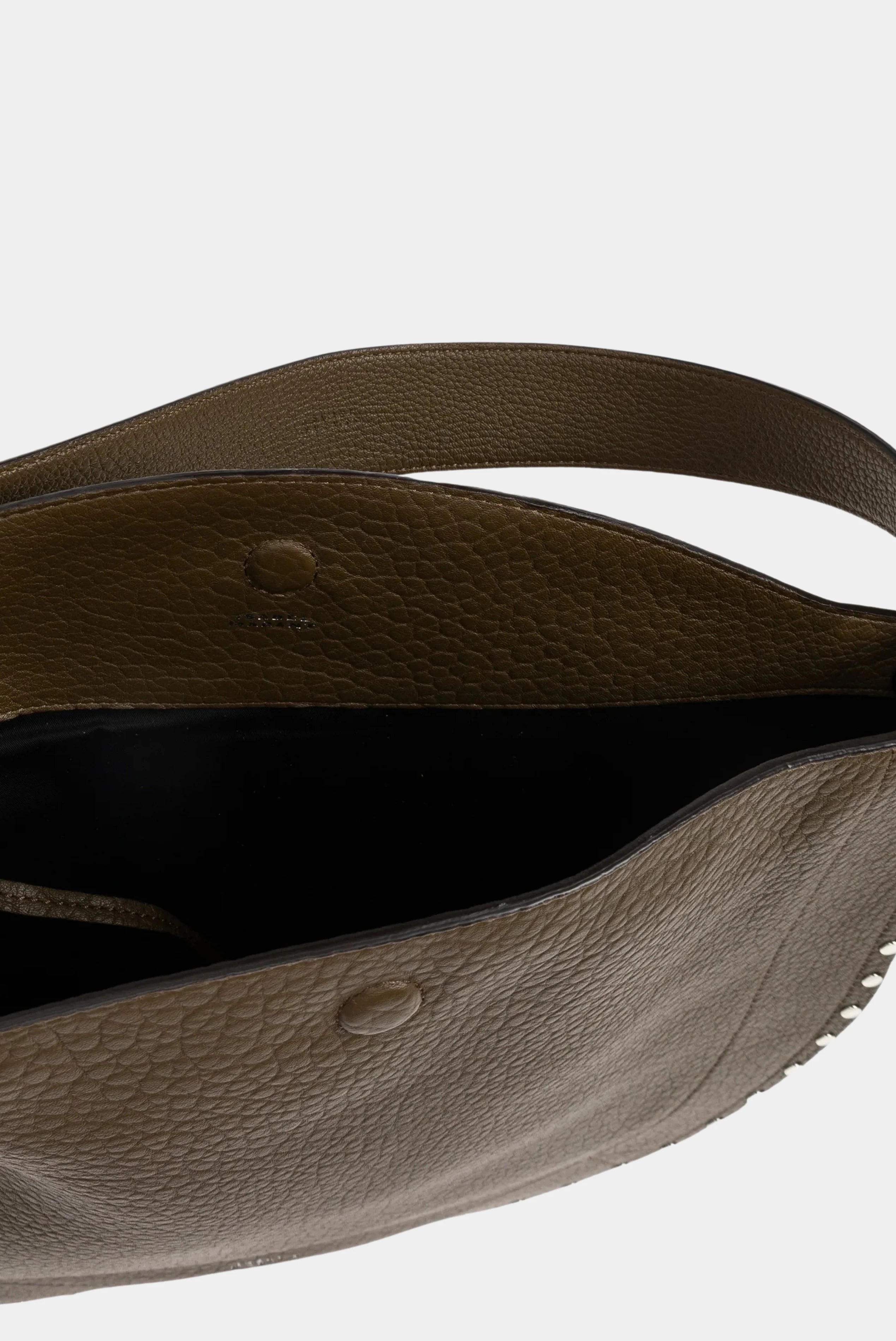 Interior da bolsa hobo Isabel Marant Oskan em couro verde oliva